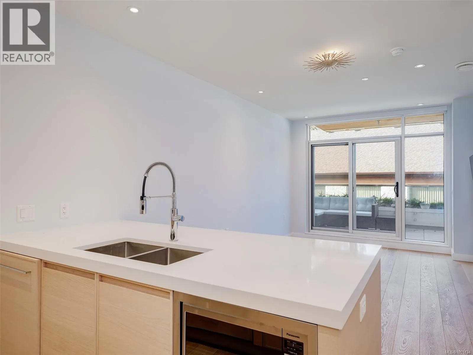 210 1916 Oak Bay Ave