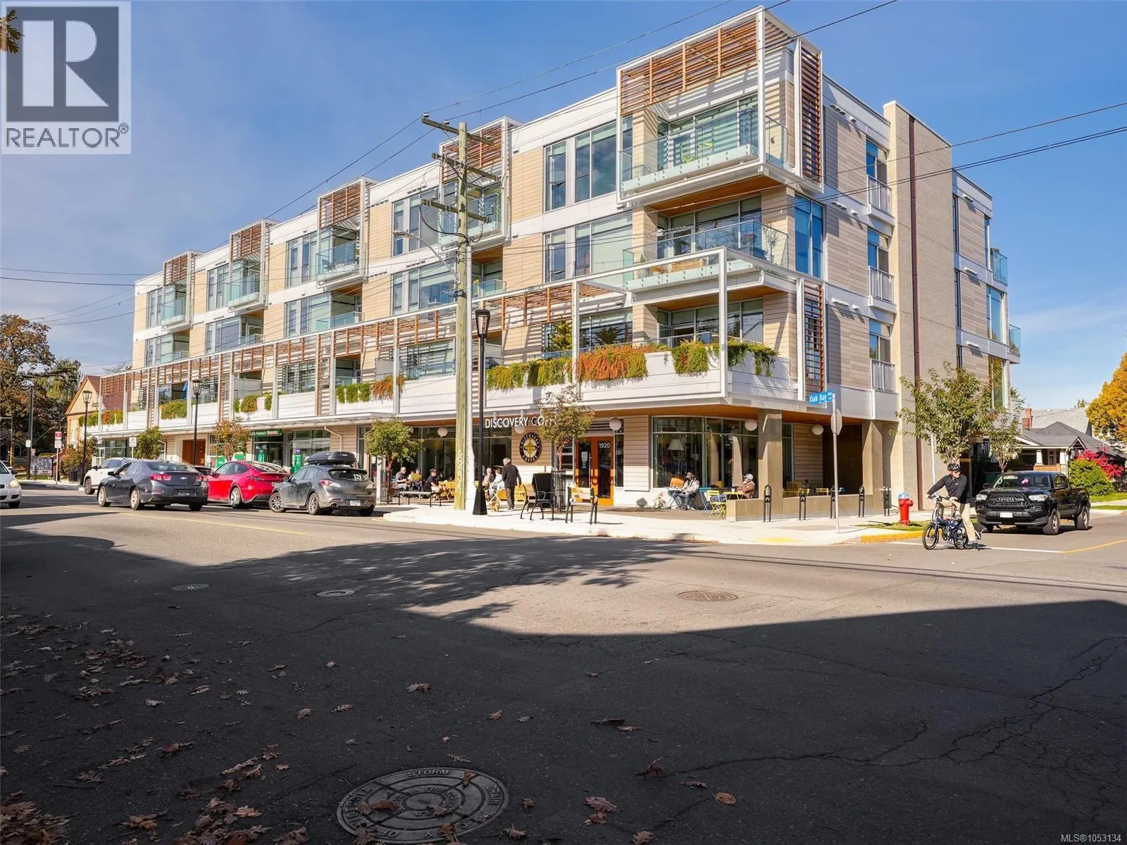 210 1916 Oak Bay Ave