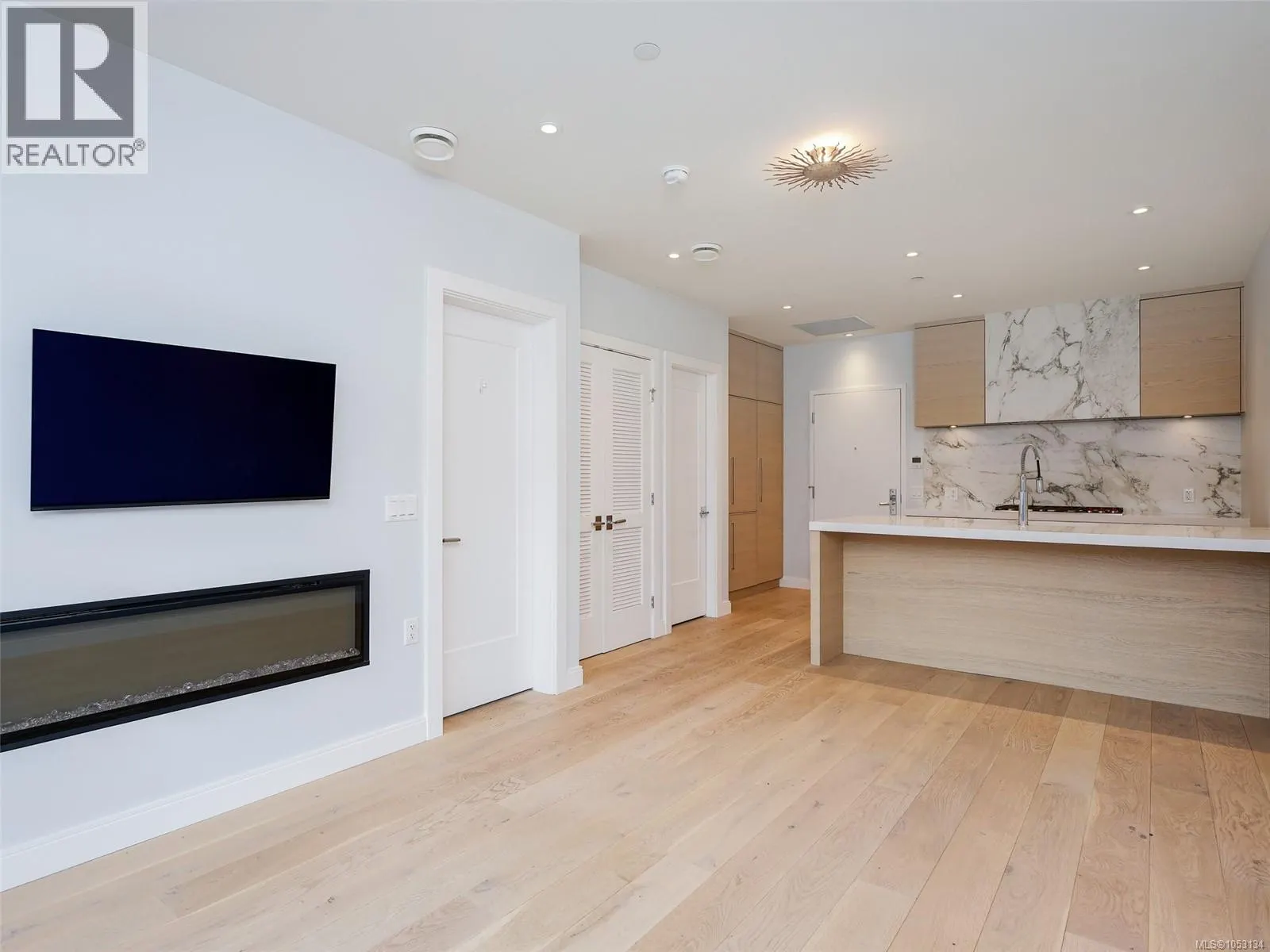 210 1916 Oak Bay Ave