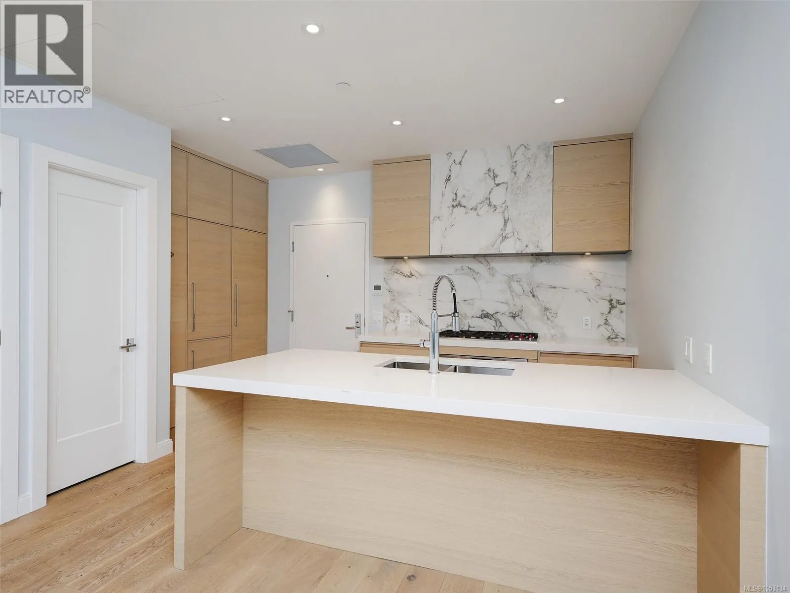 210 1916 Oak Bay Ave