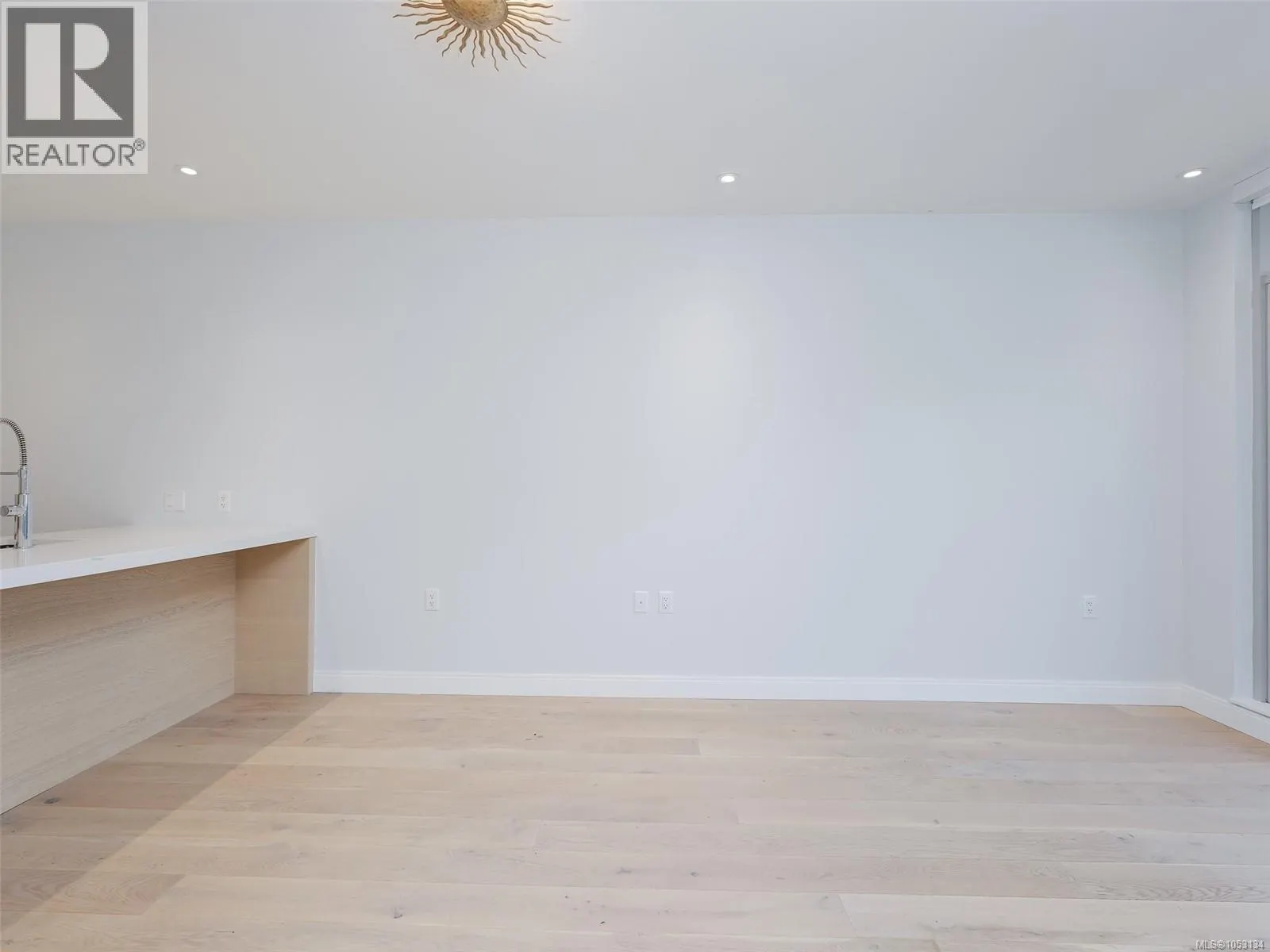 210 1916 Oak Bay Ave