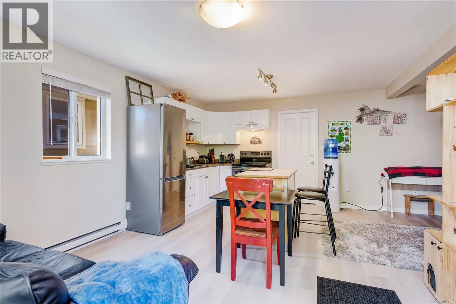 8 Stoneridge Dr