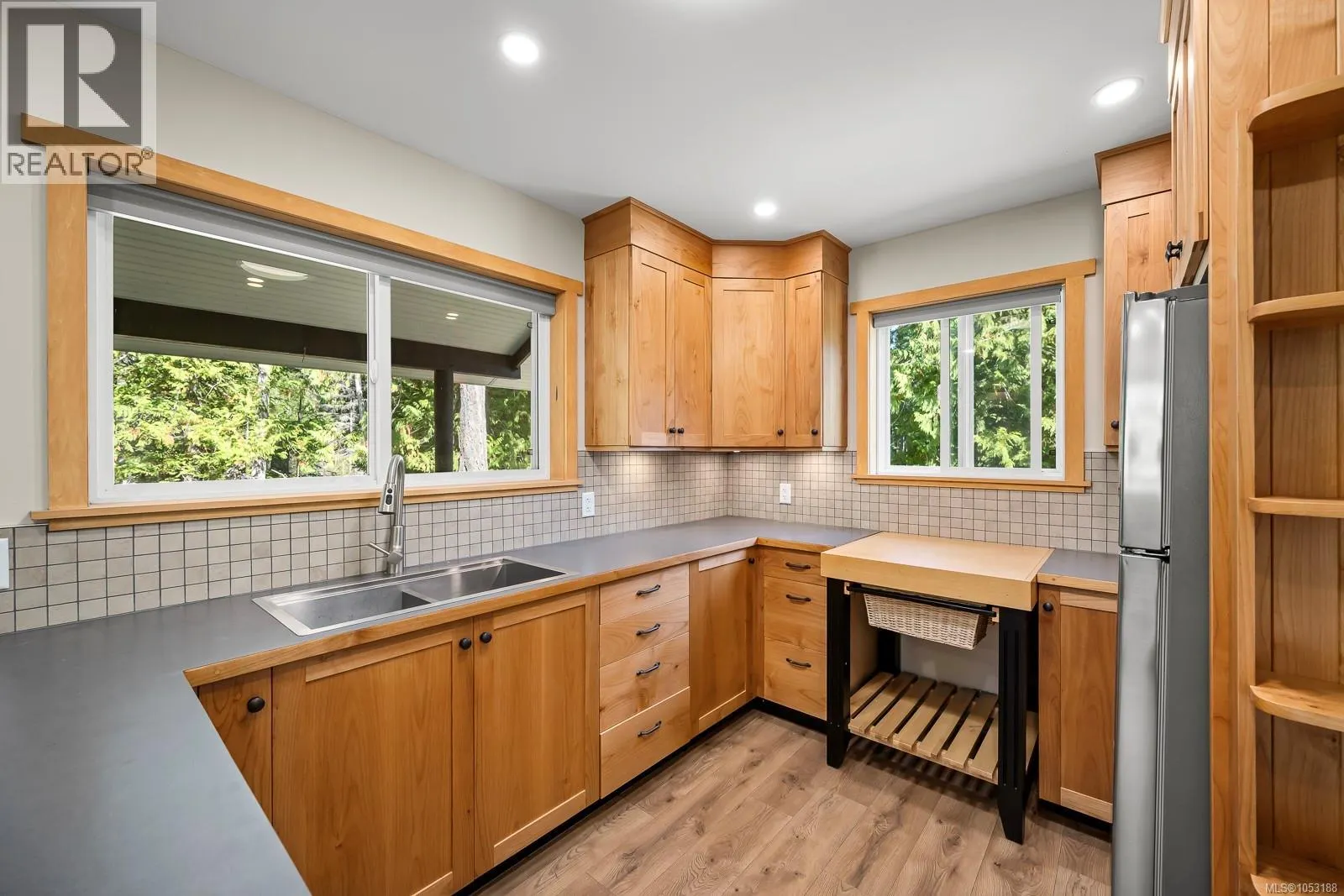10225 Greenhill Rd