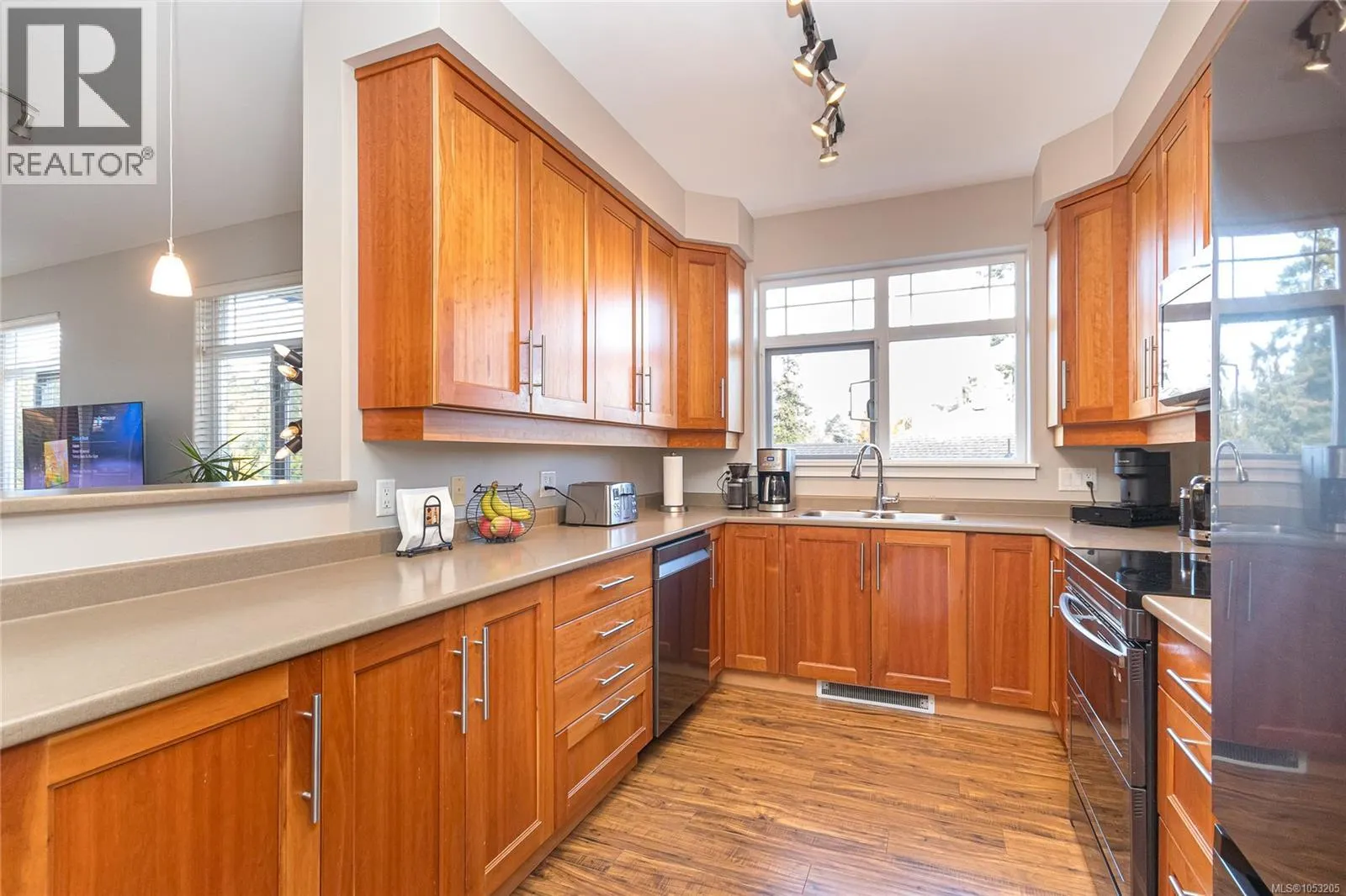 305E 1115 Craigflower Rd