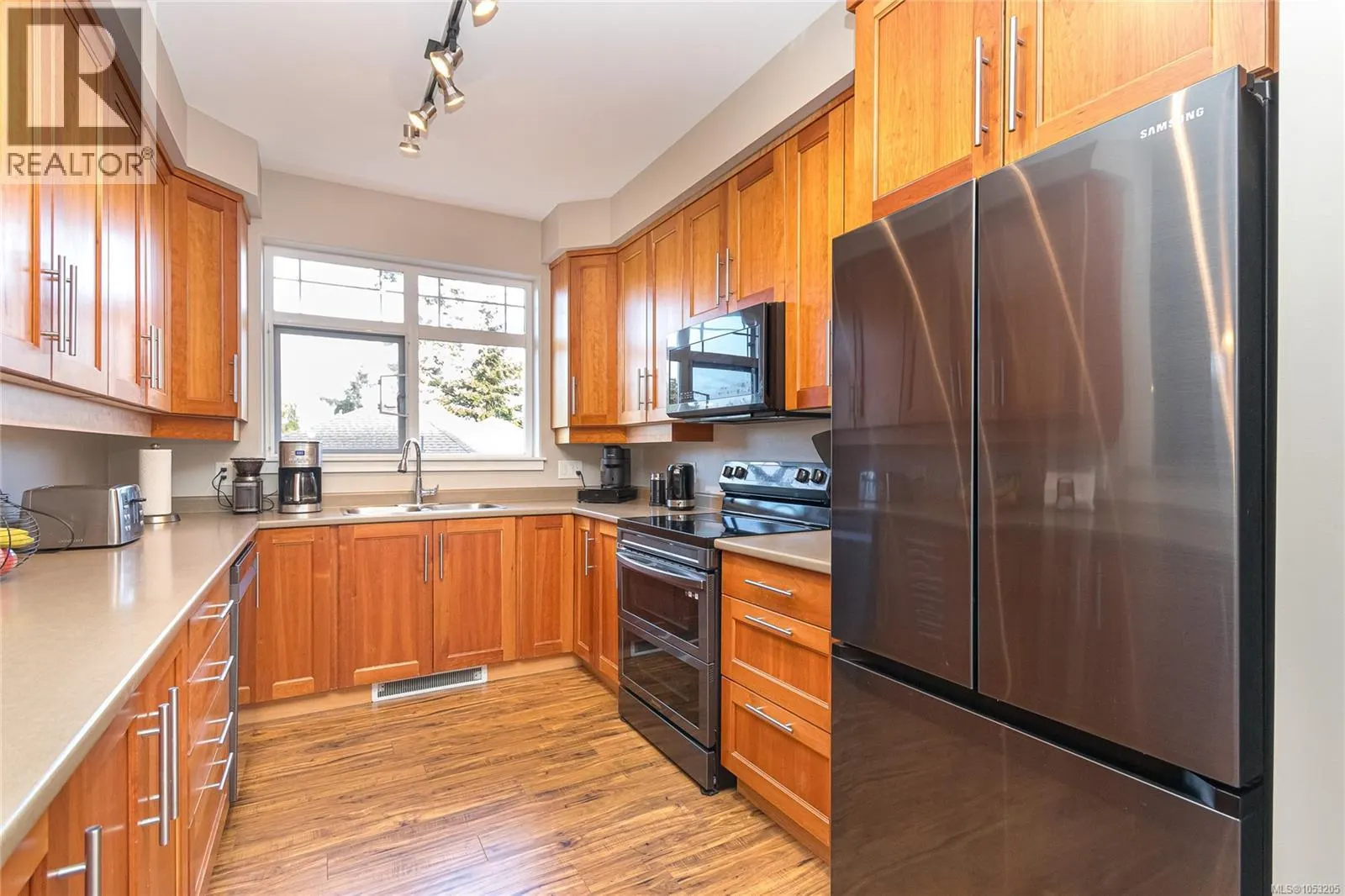 305E 1115 Craigflower Rd