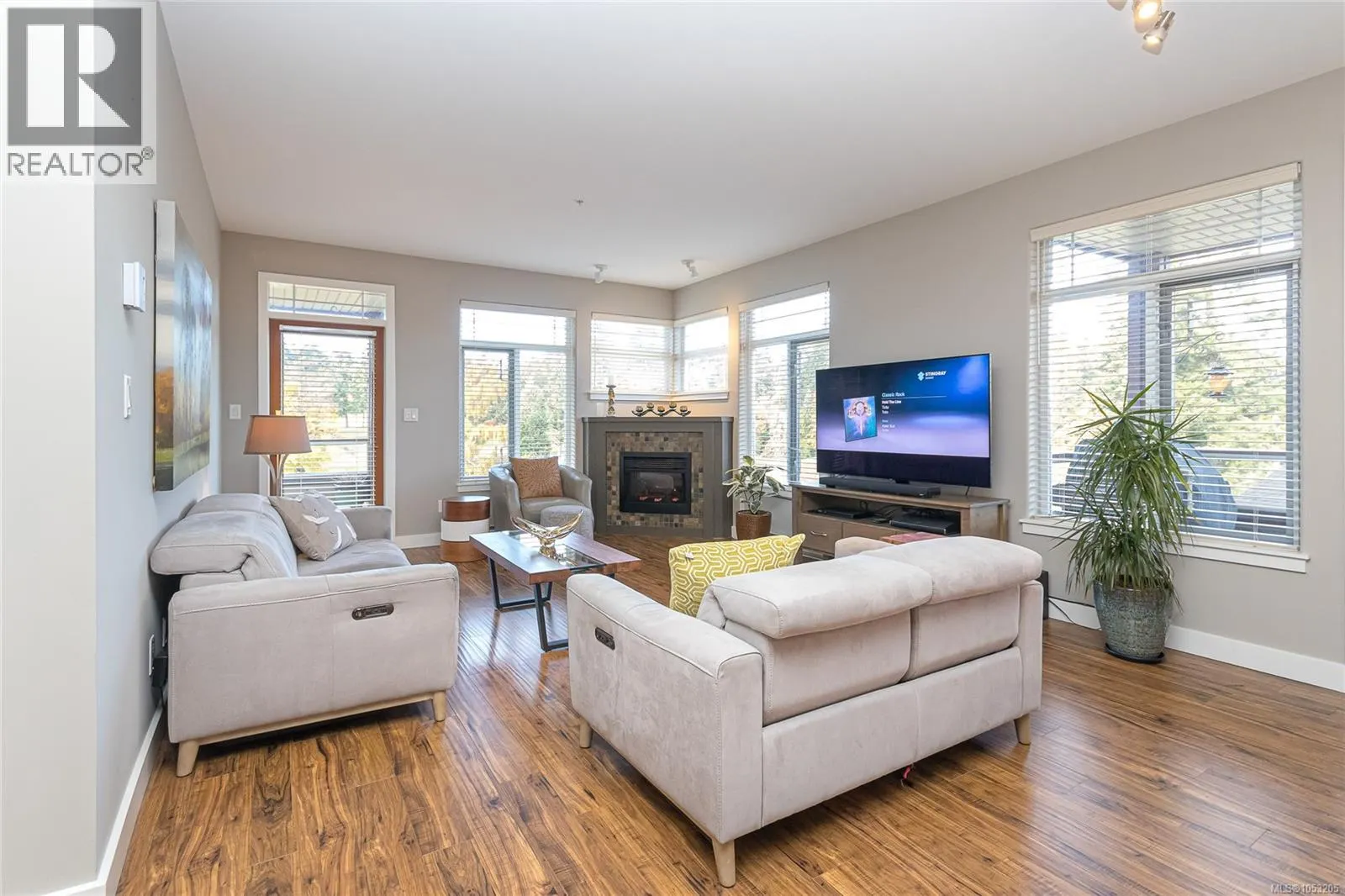 305E 1115 Craigflower Rd