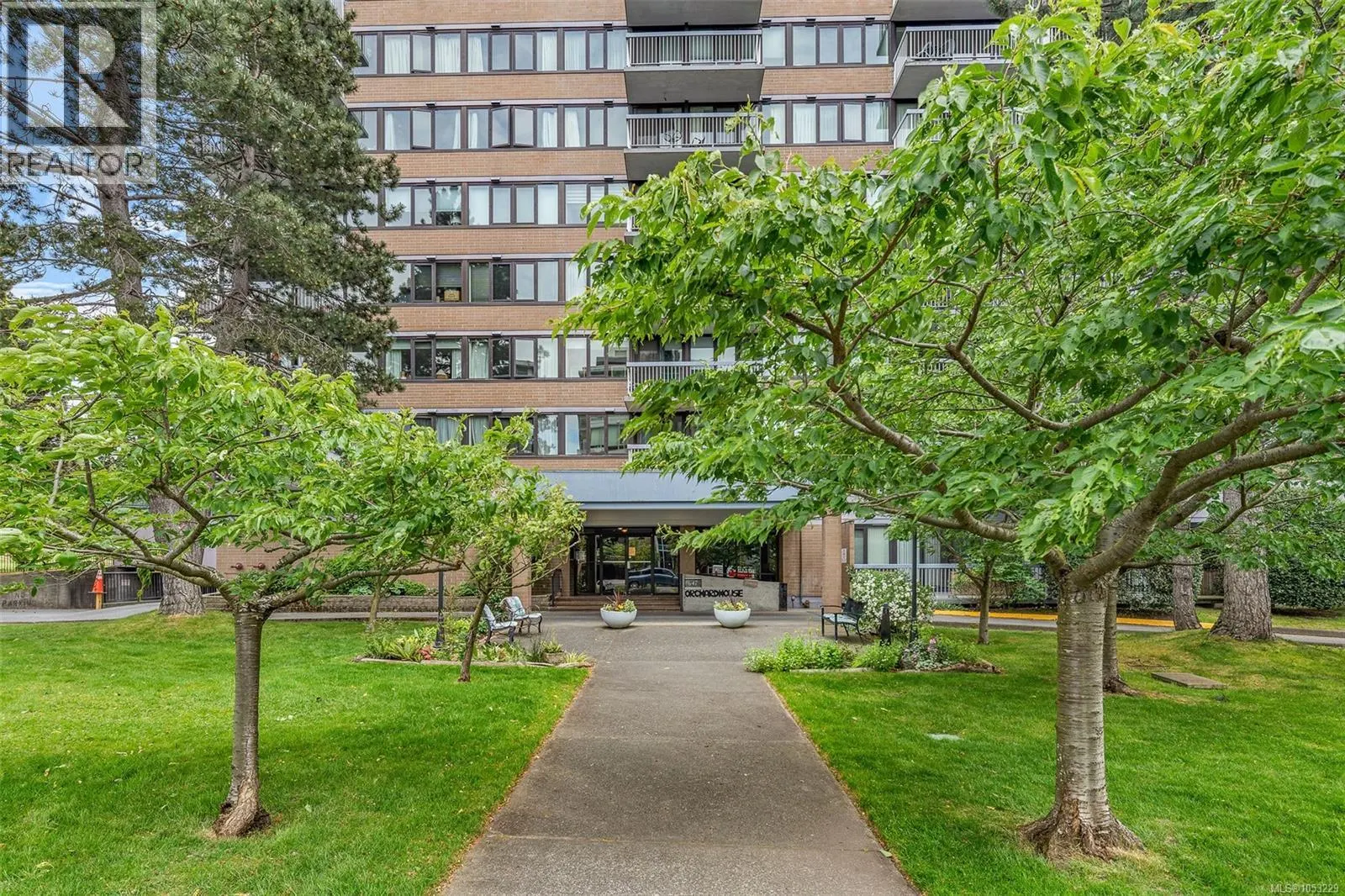 907 647 Michigan St