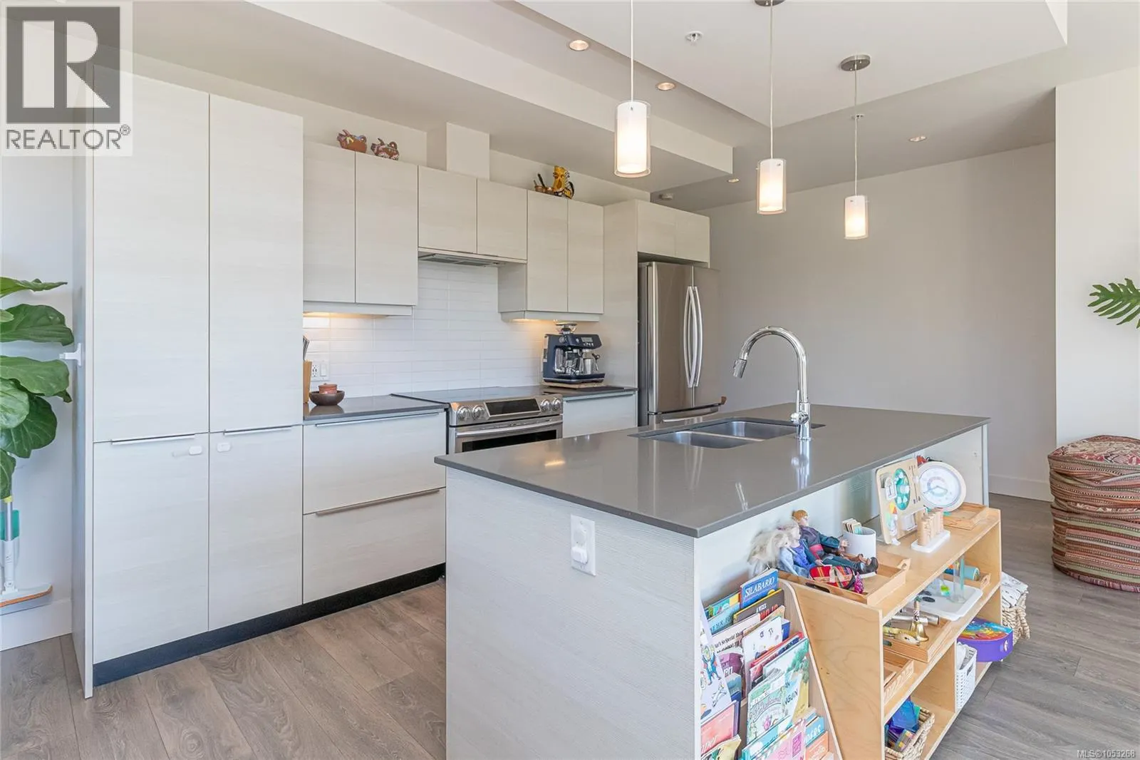 403 3815 Rowland Ave