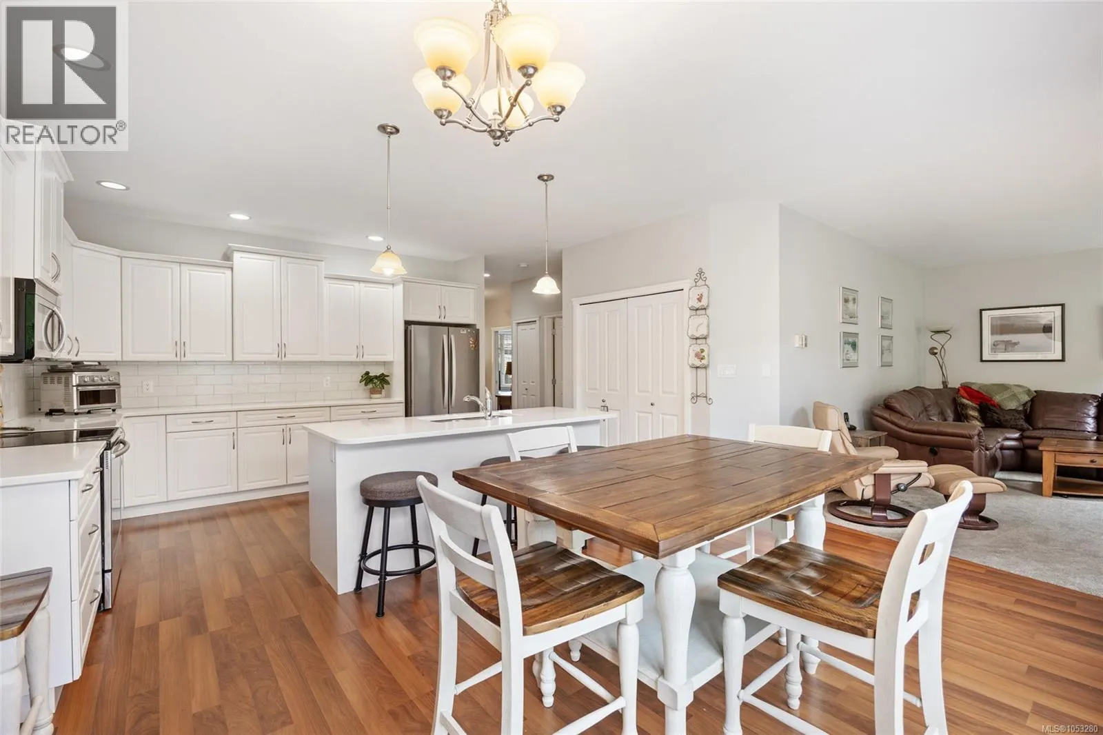 2 737 Royal Pl