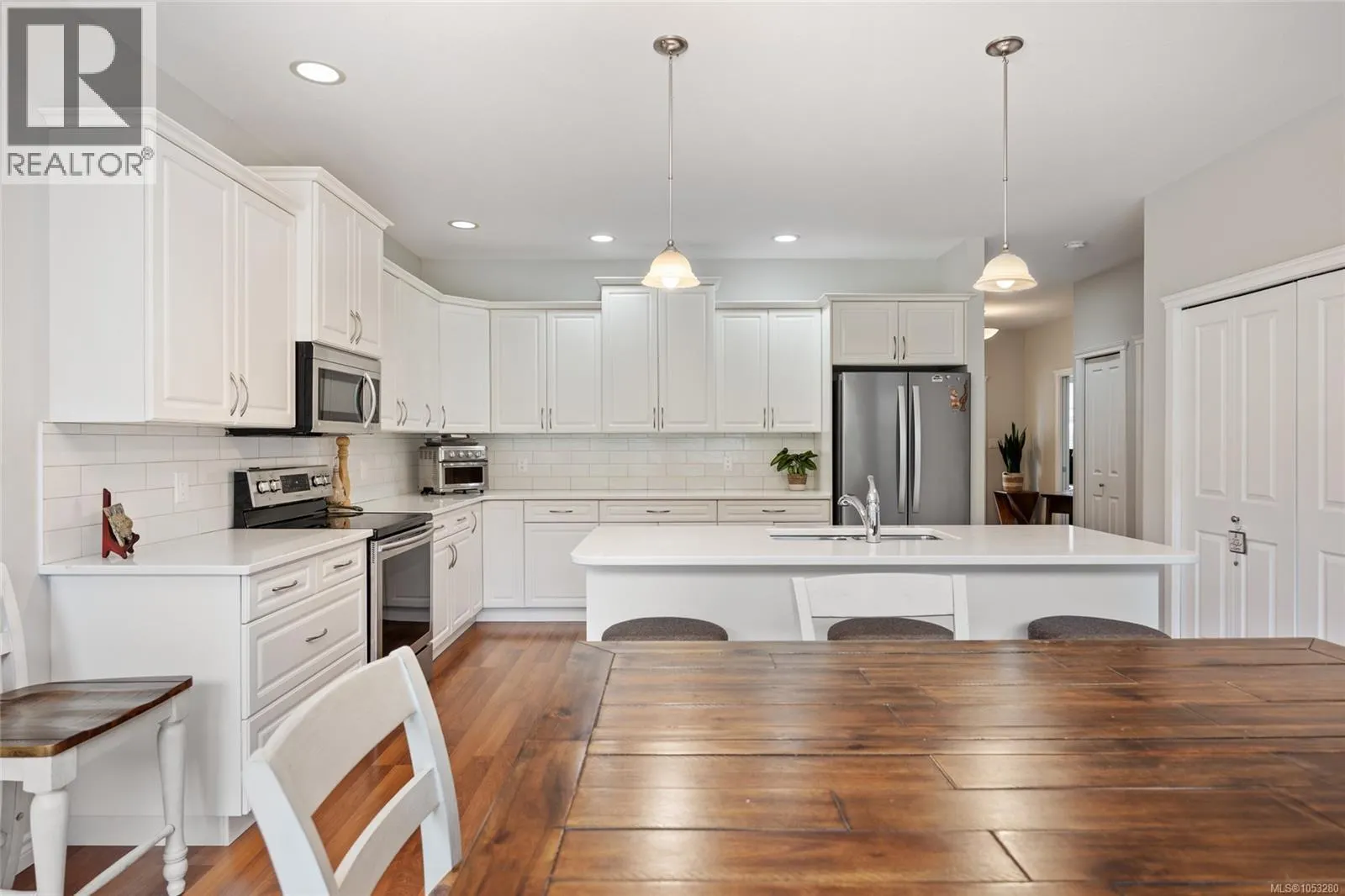2 737 Royal Pl