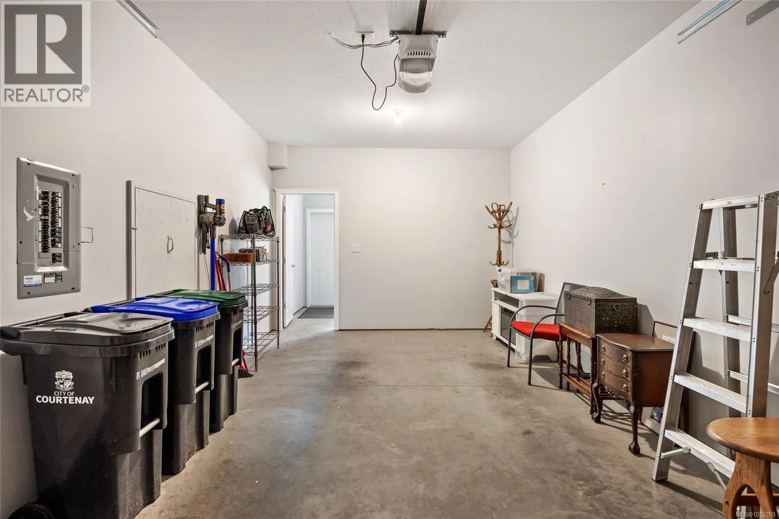 2 737 Royal Pl