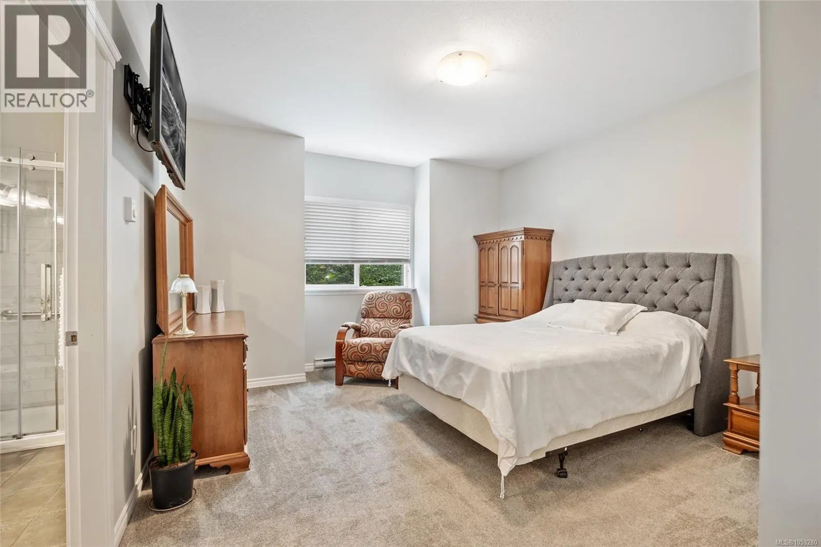 2 737 Royal Pl