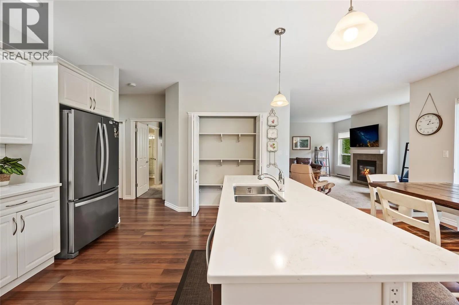 2 737 Royal Pl