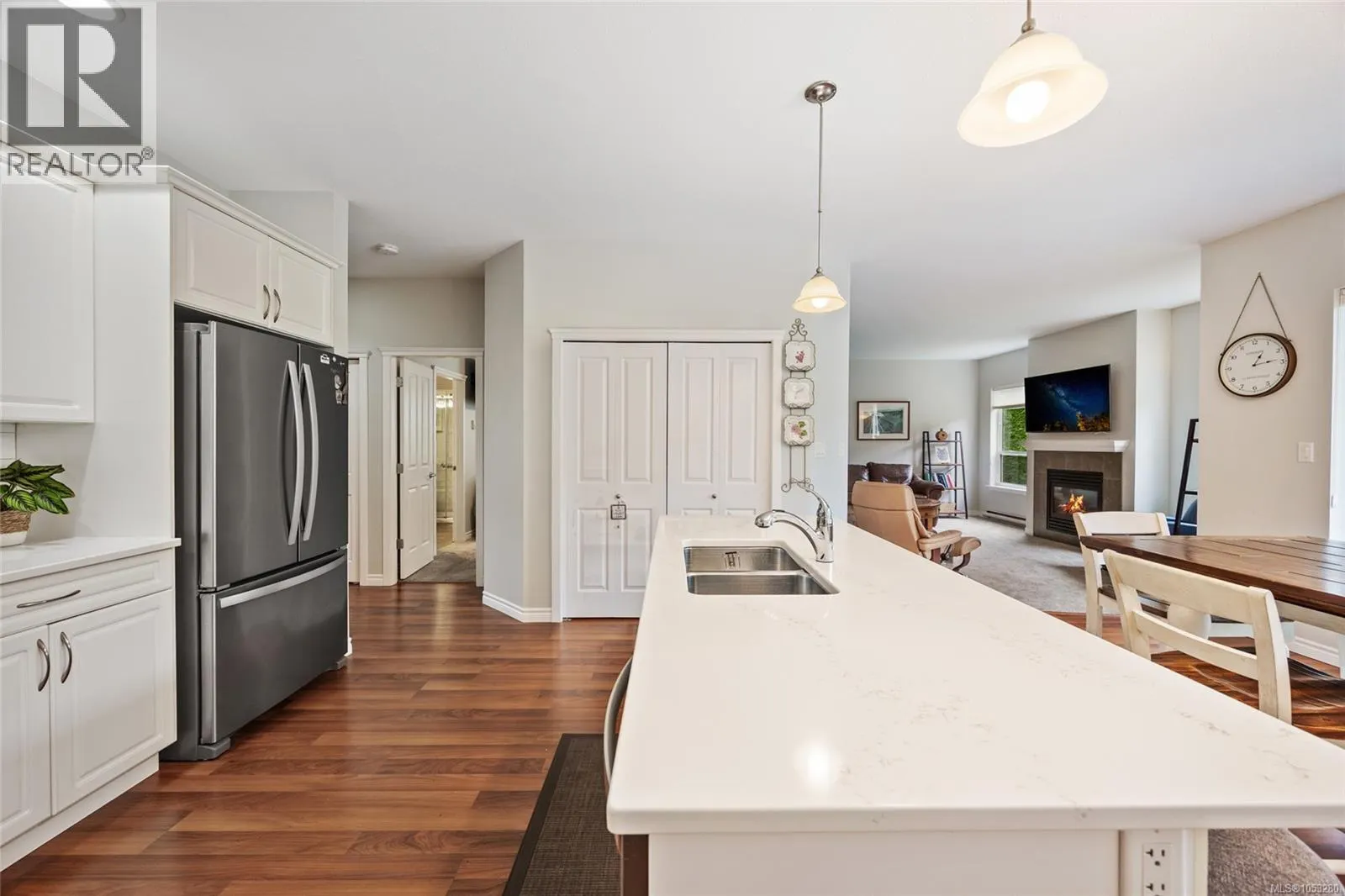 2 737 Royal Pl