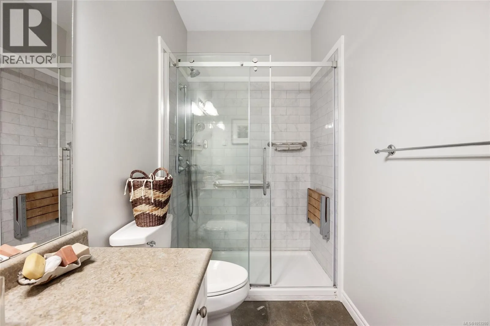 2 737 Royal Pl