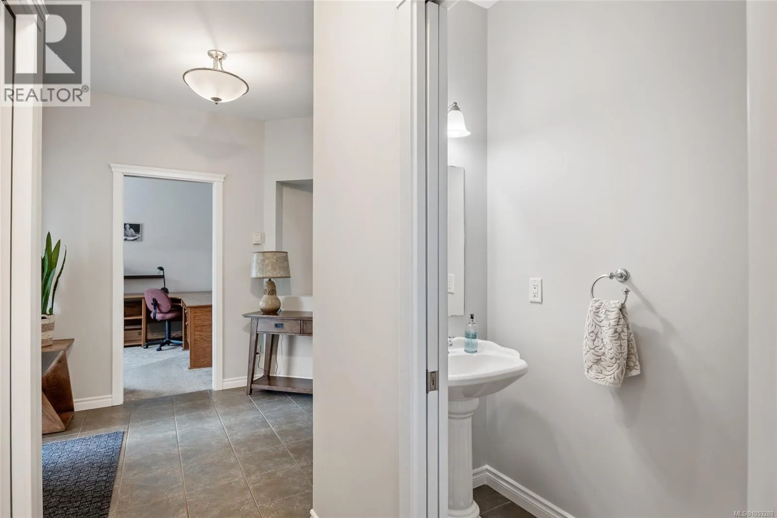 2 737 Royal Pl