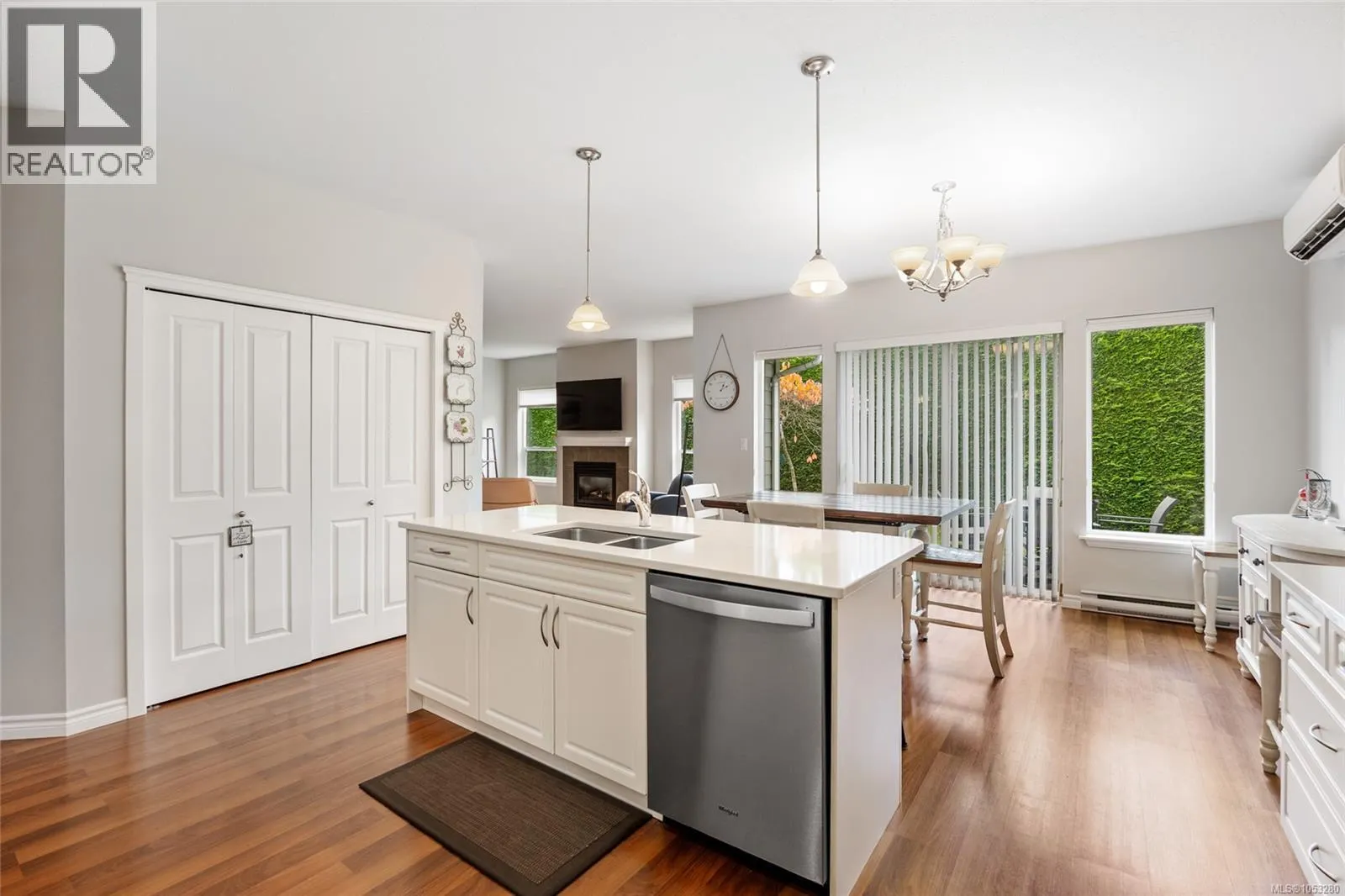 2 737 Royal Pl