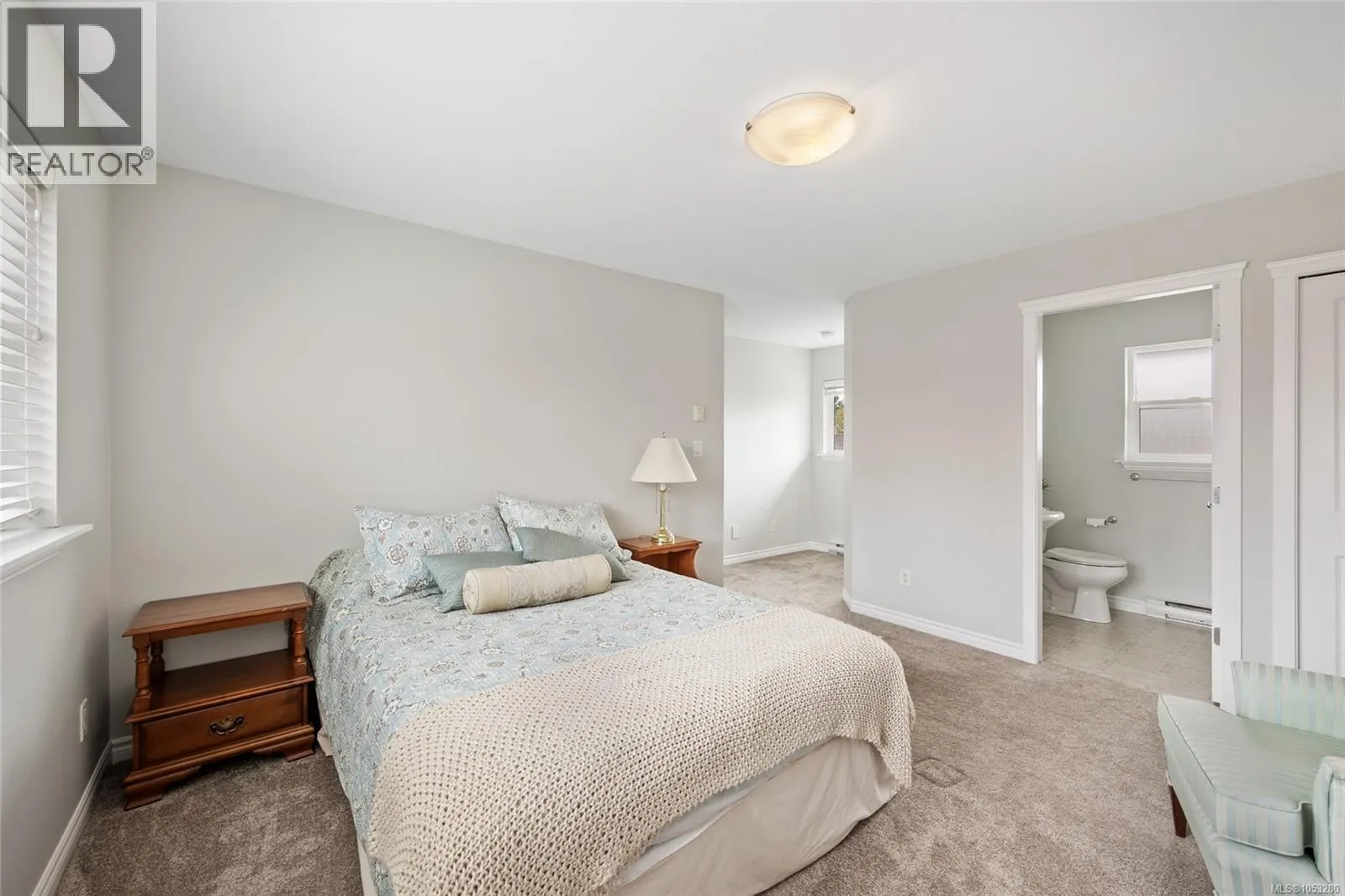 2 737 Royal Pl