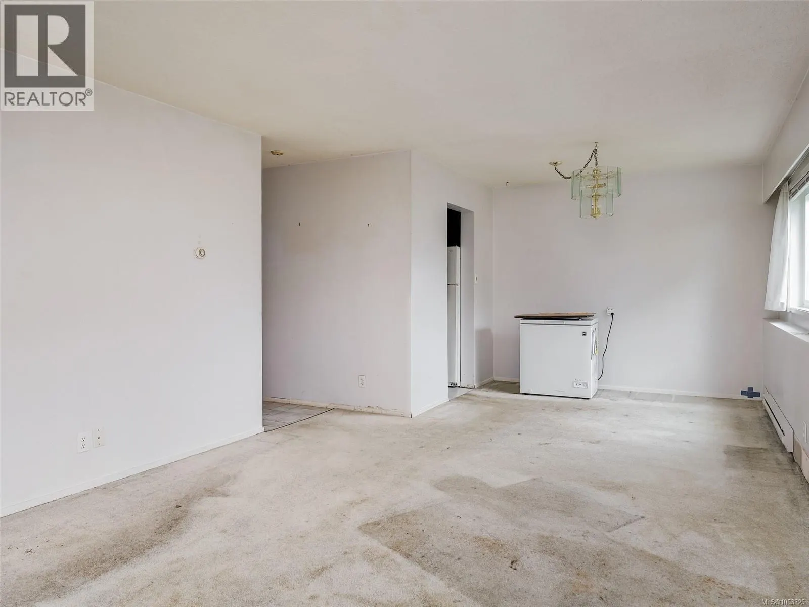 4 848 Esquimalt Rd