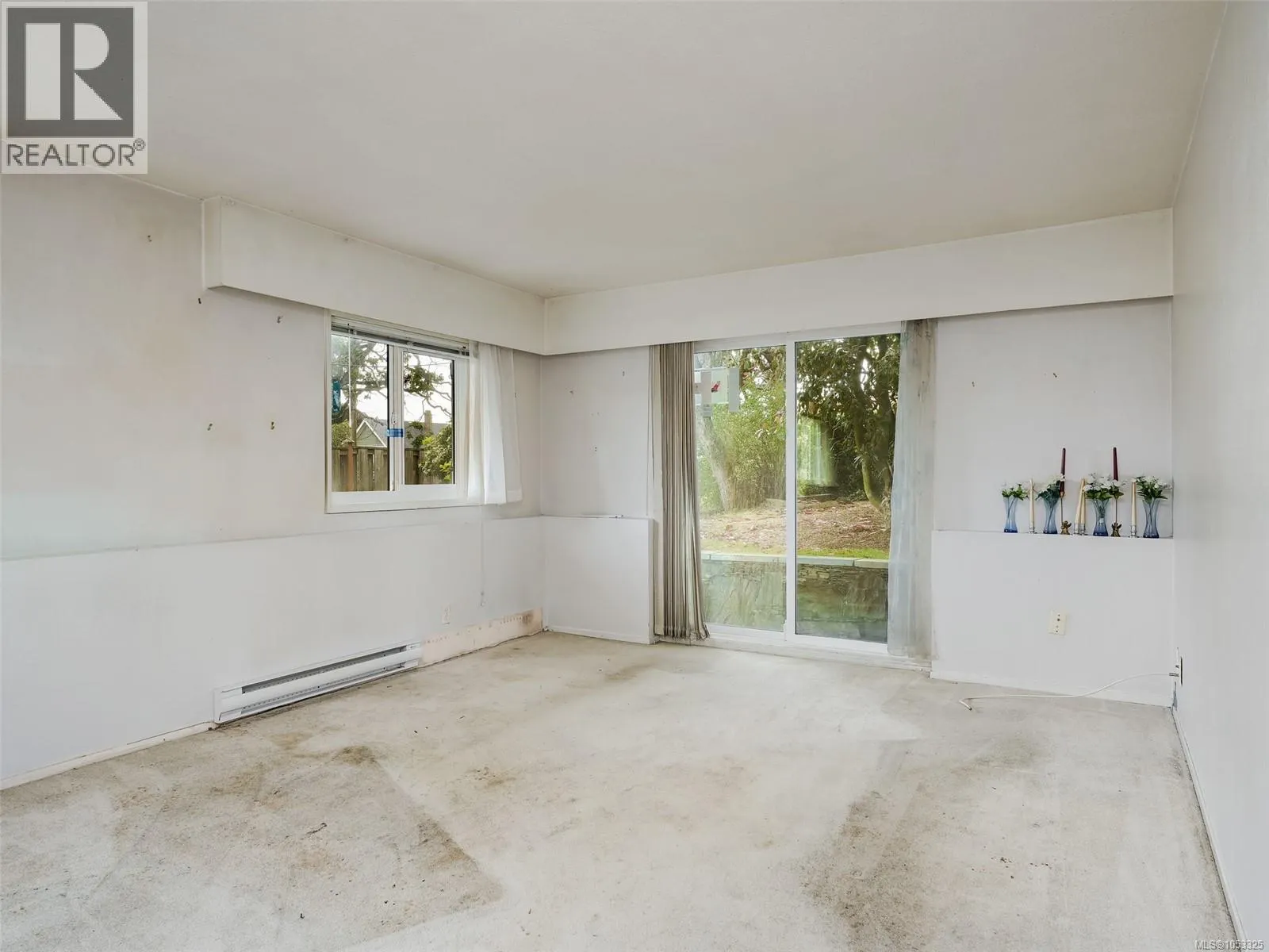4 848 Esquimalt Rd