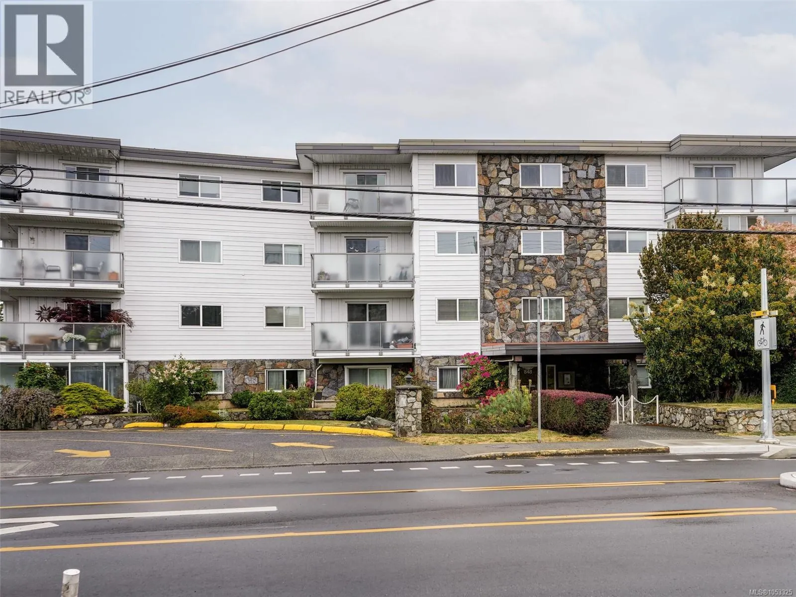 4 848 Esquimalt Rd