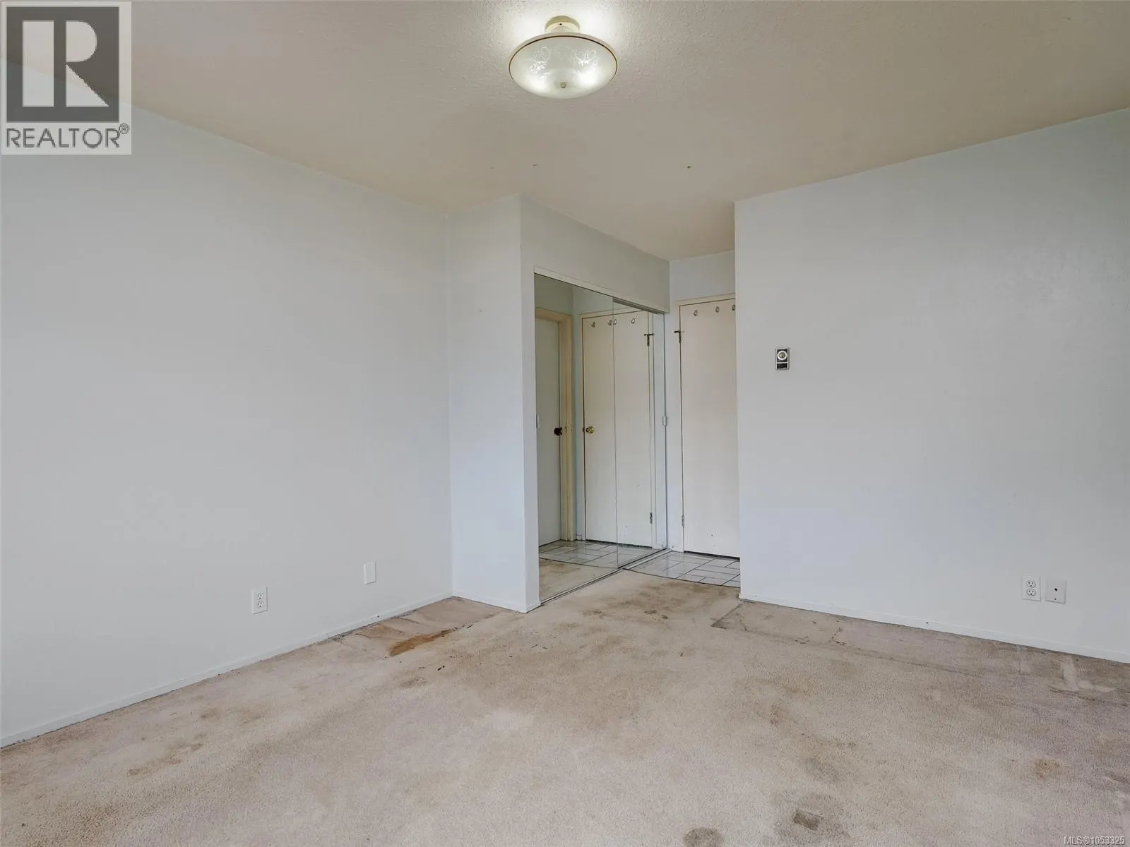 4 848 Esquimalt Rd