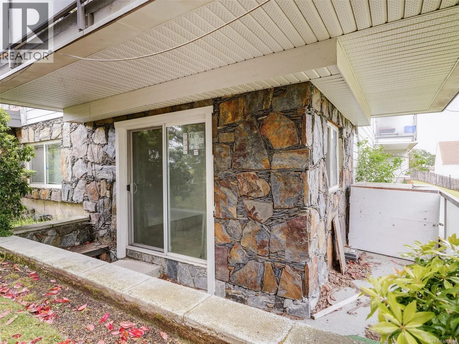 4 848 Esquimalt Rd