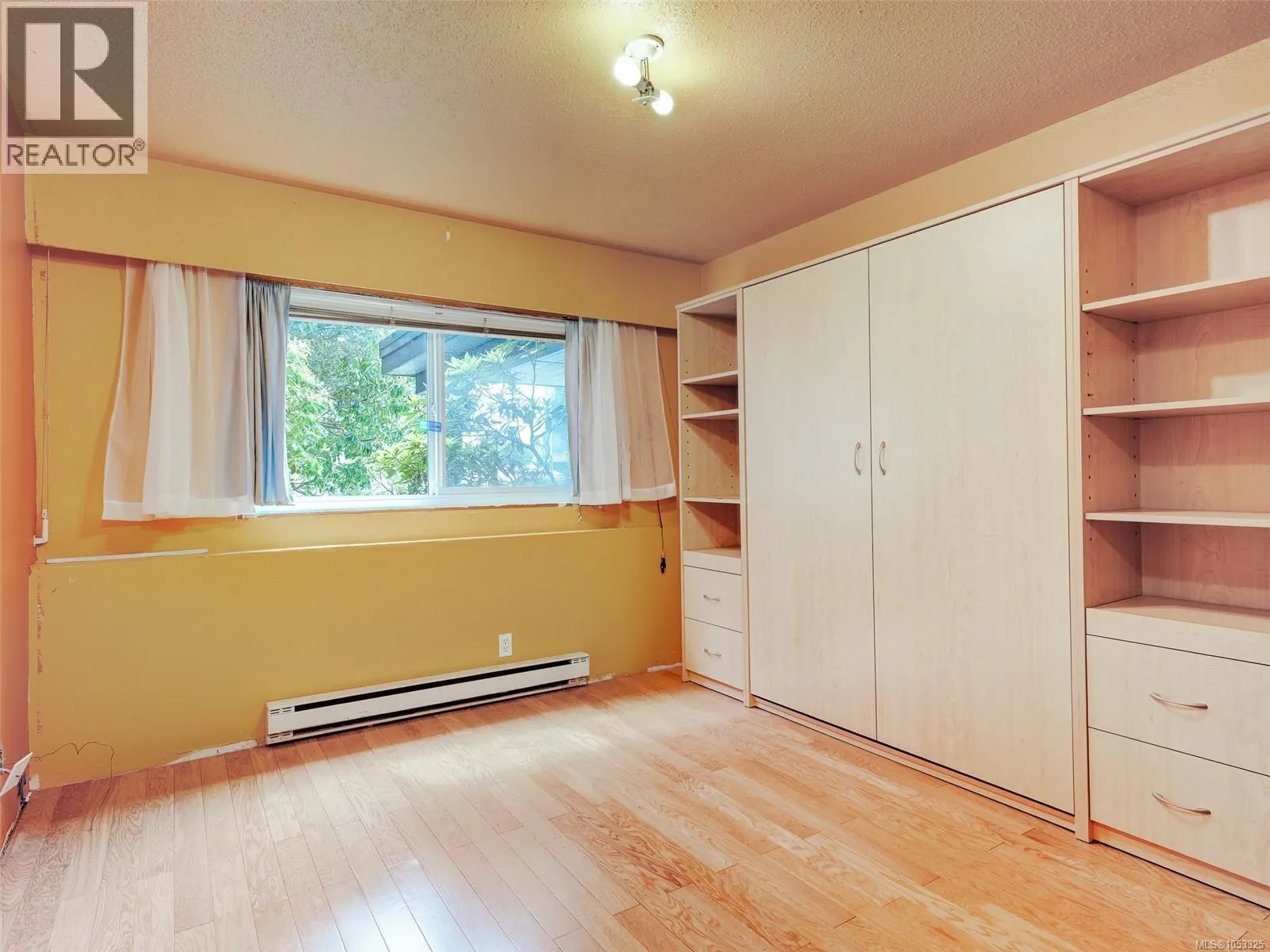 4 848 Esquimalt Rd