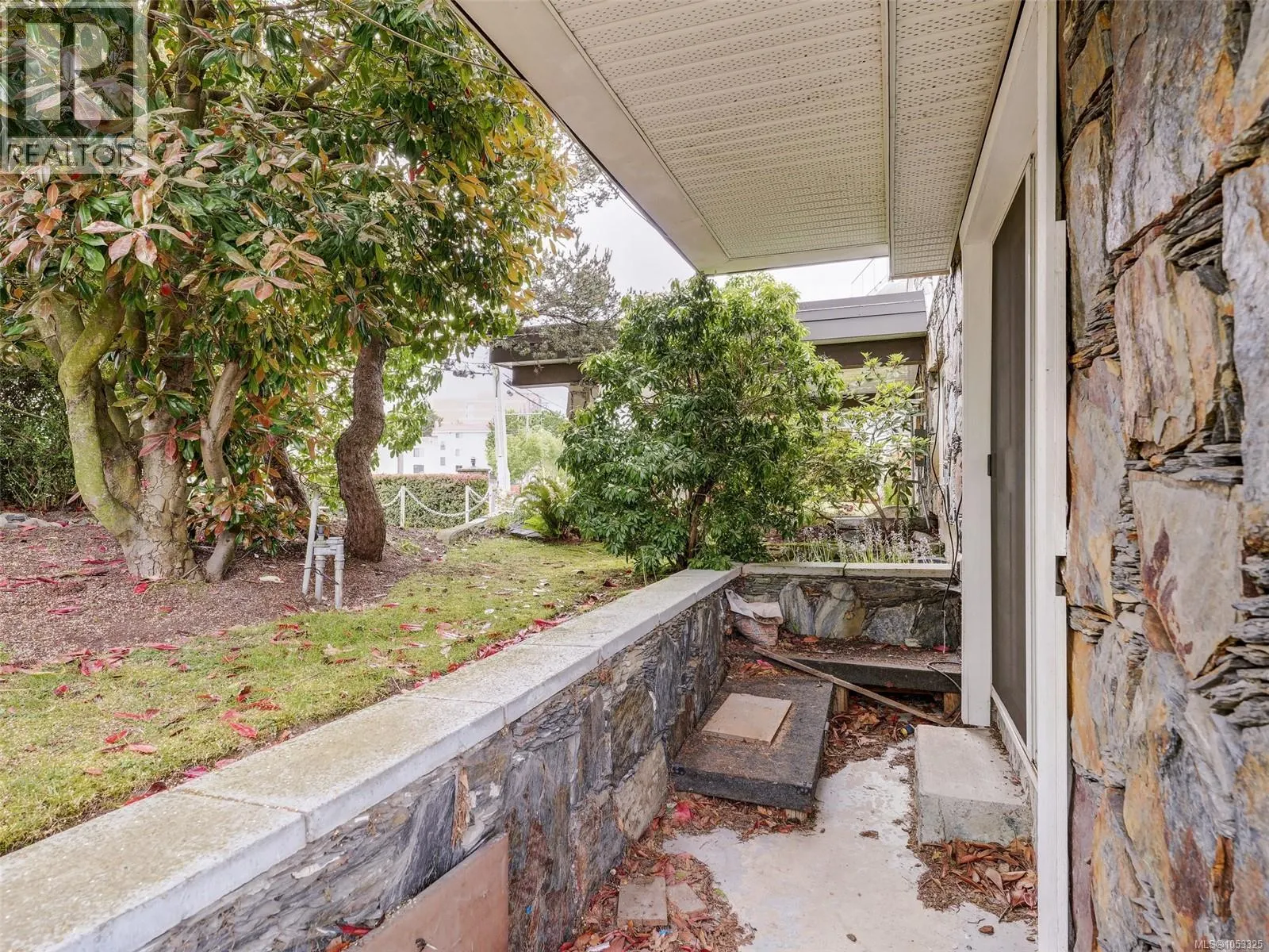 4 848 Esquimalt Rd