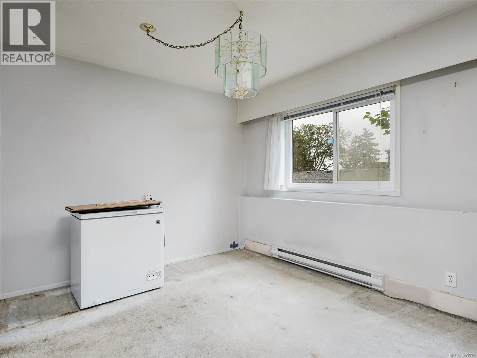 4 848 Esquimalt Rd
