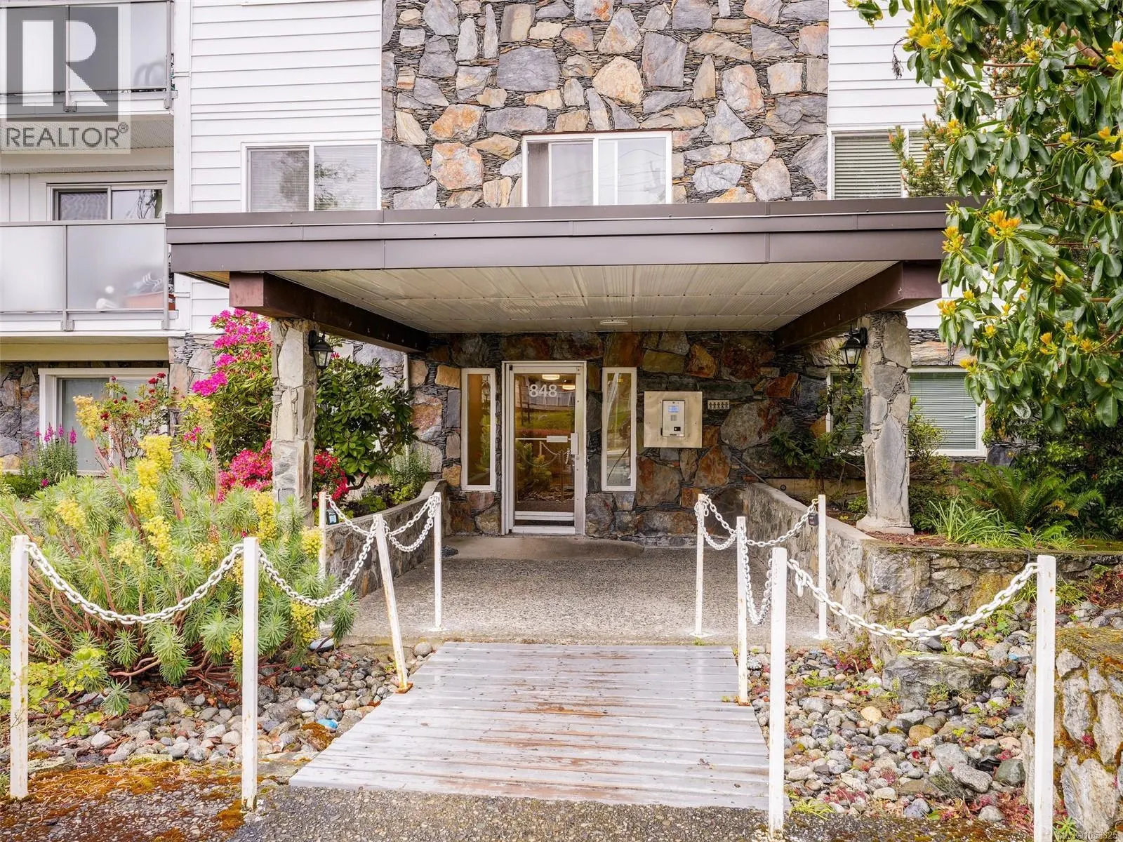 4 848 Esquimalt Rd