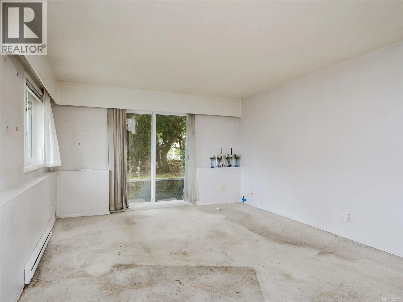 4 848 Esquimalt Rd