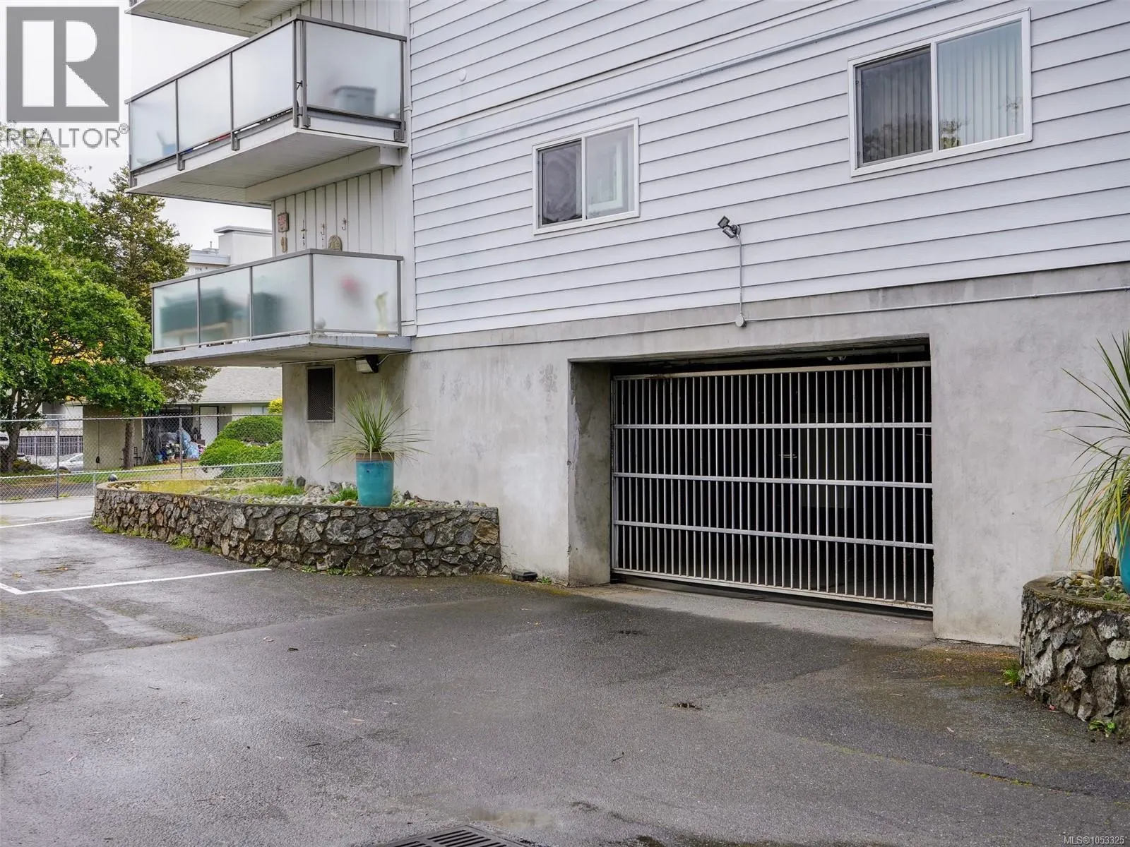 4 848 Esquimalt Rd