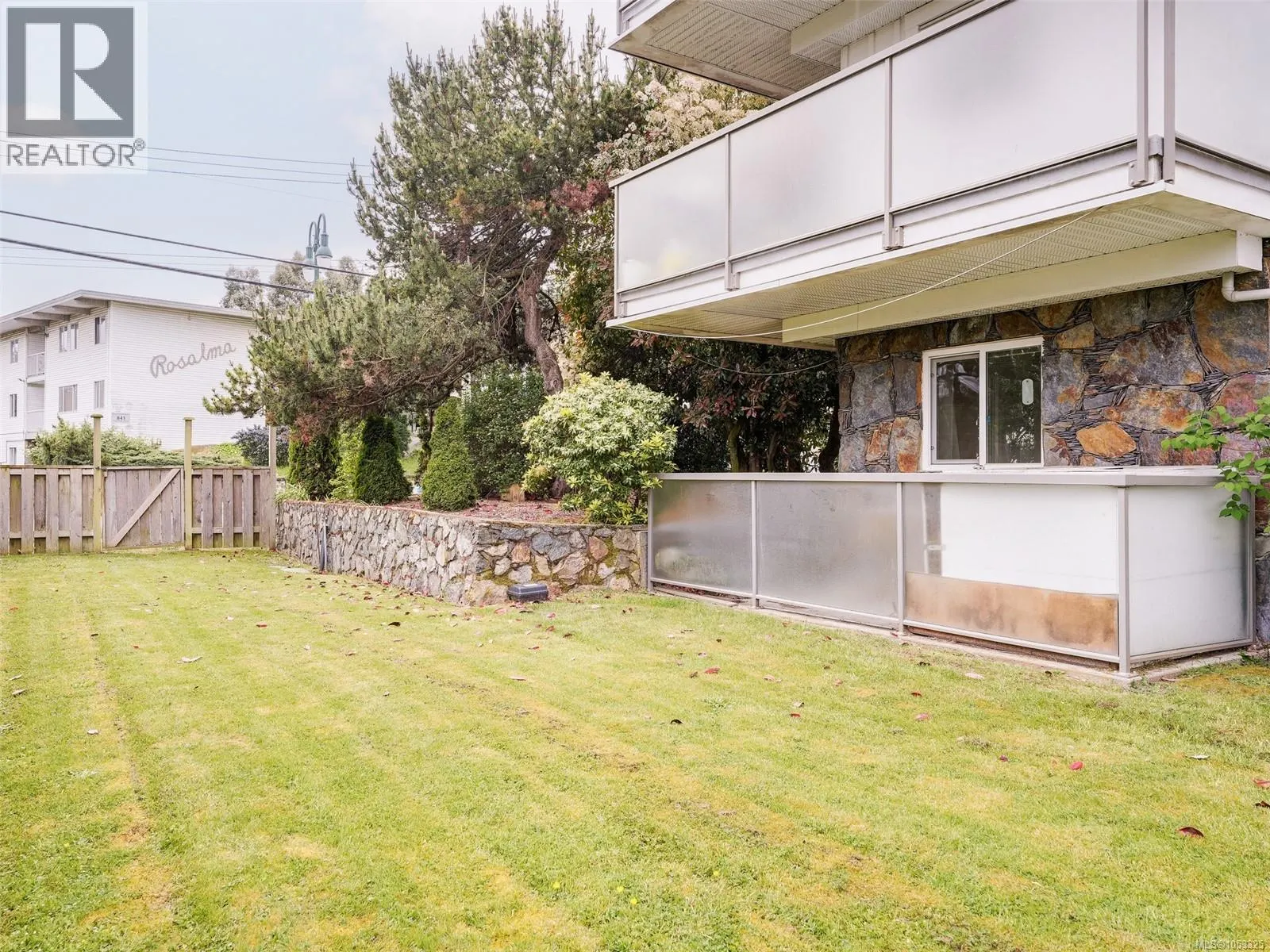 4 848 Esquimalt Rd