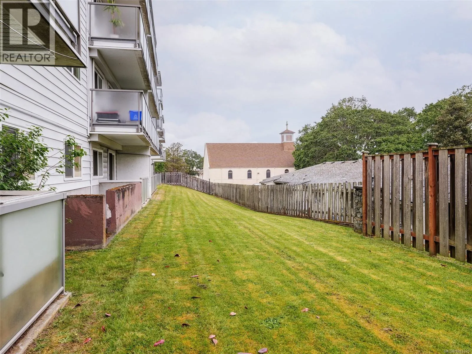 4 848 Esquimalt Rd