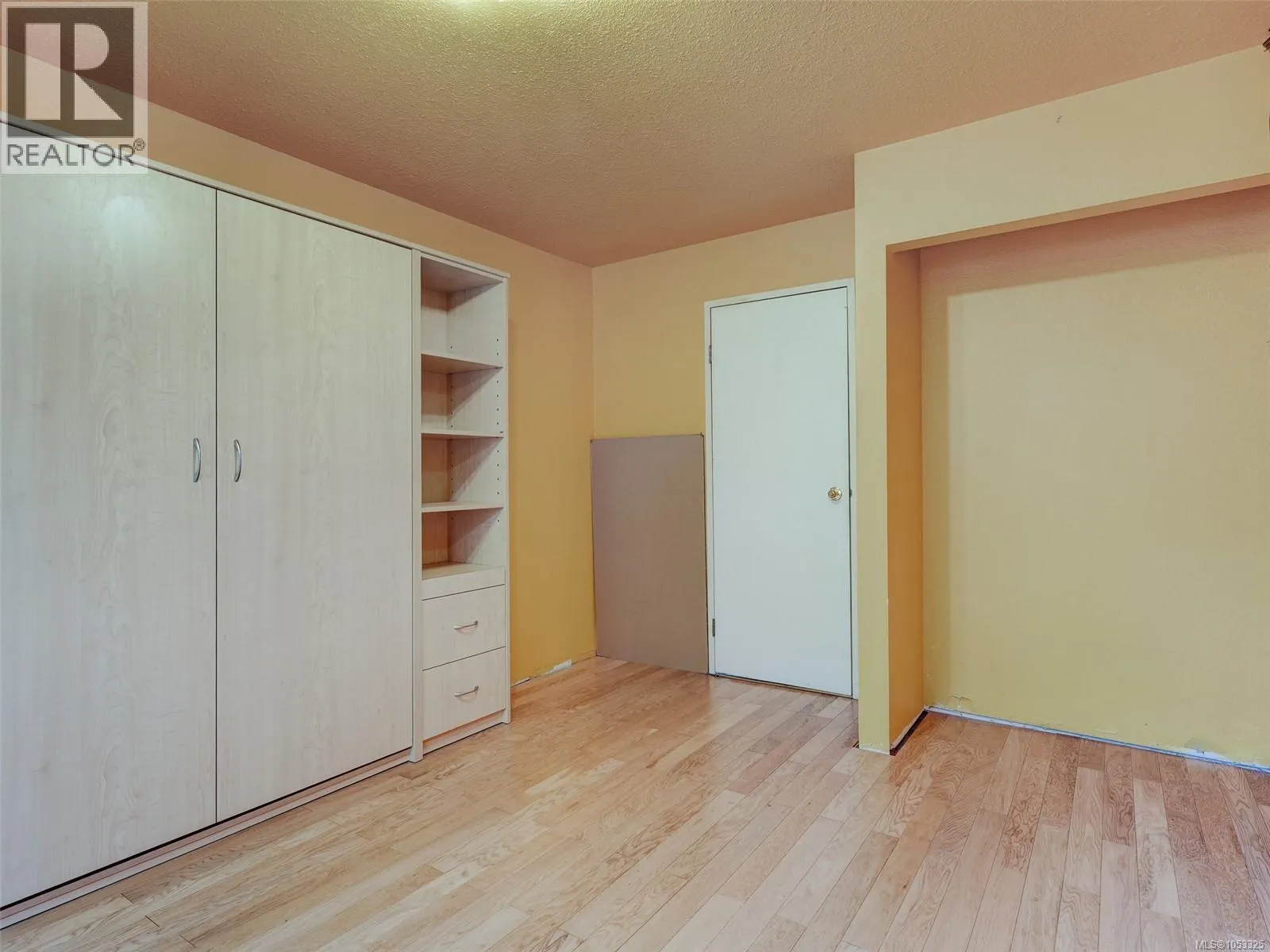 4 848 Esquimalt Rd