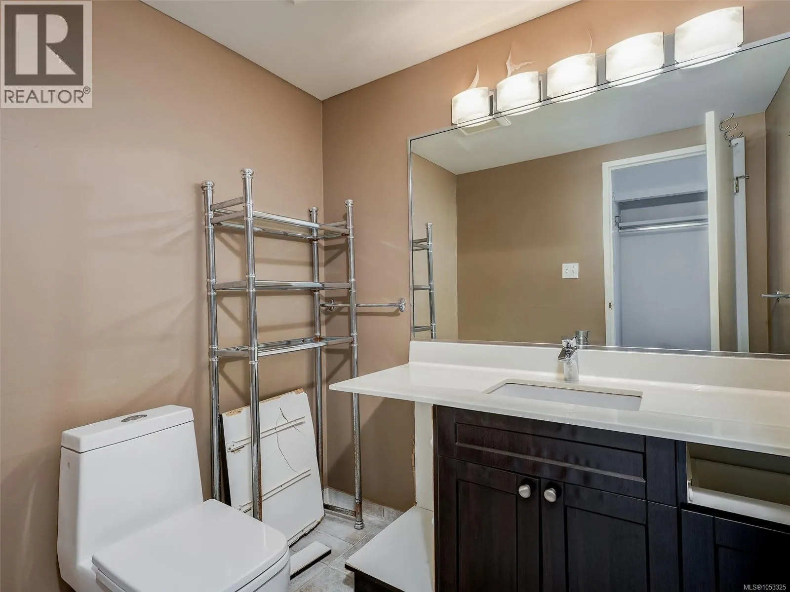 4 848 Esquimalt Rd