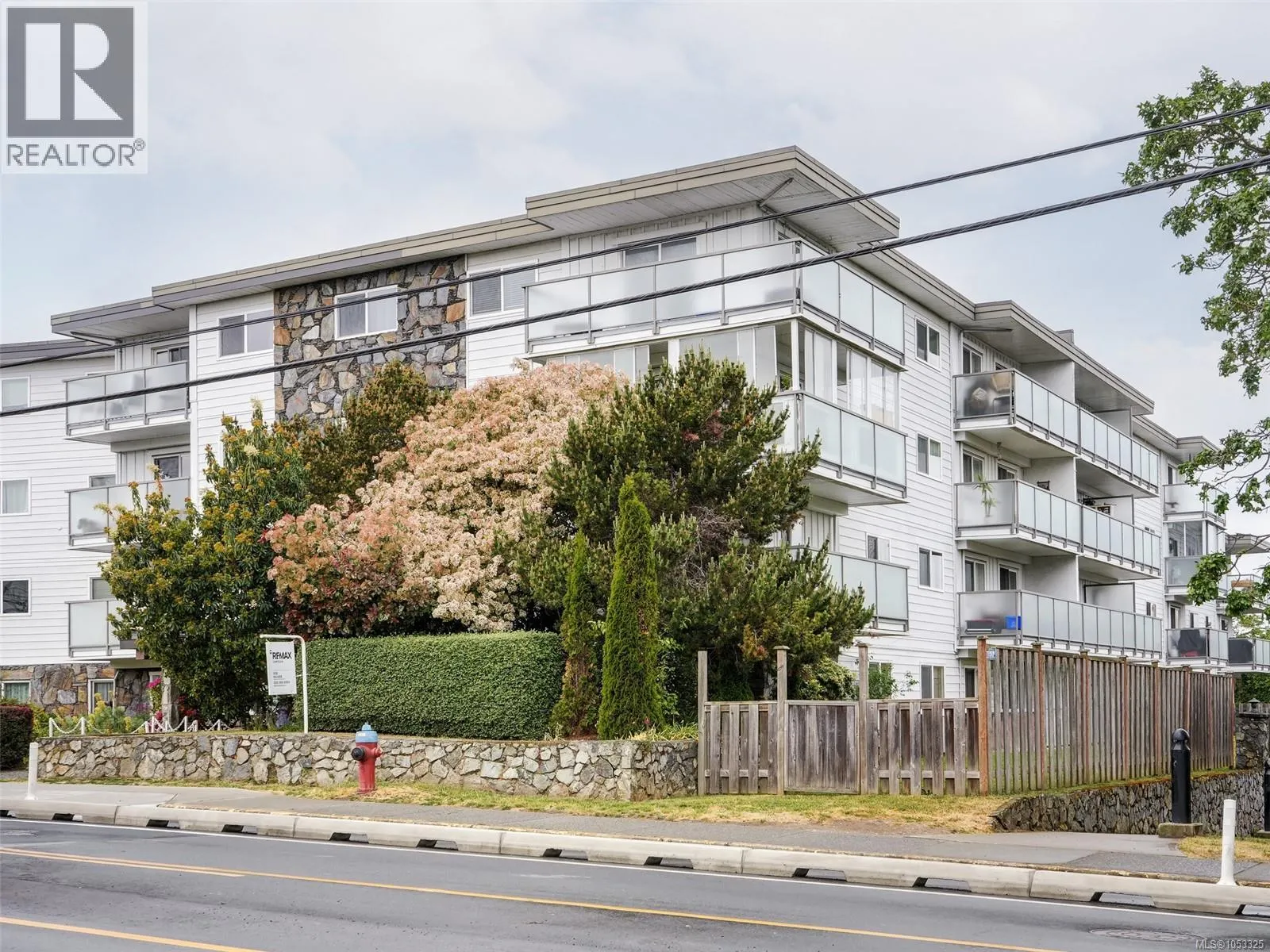 4 848 Esquimalt Rd
