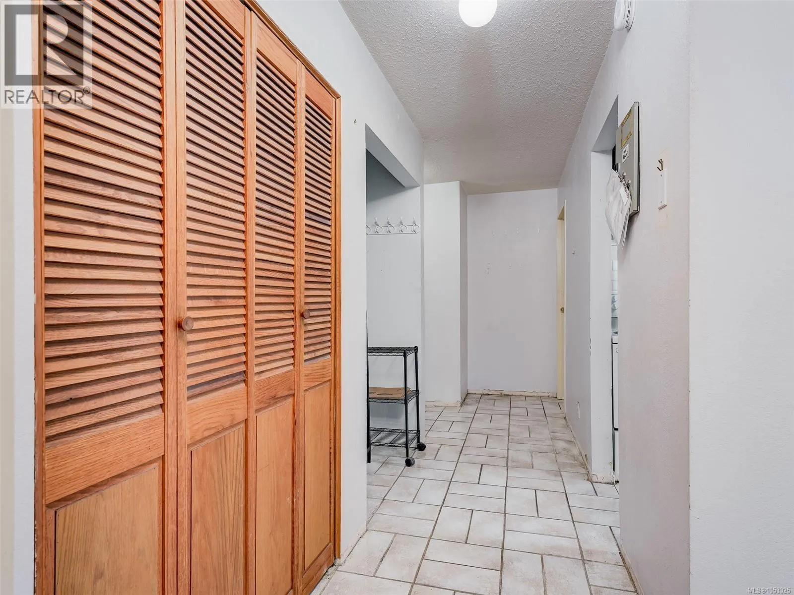 4 848 Esquimalt Rd