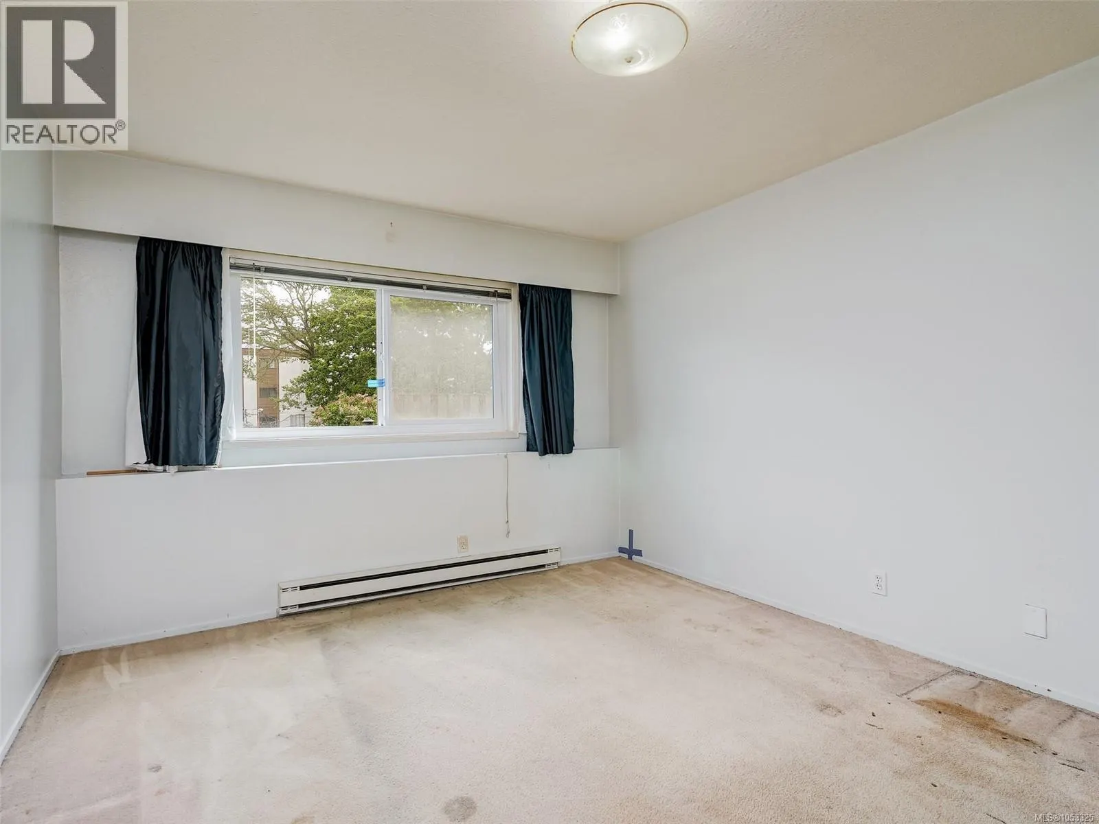 4 848 Esquimalt Rd