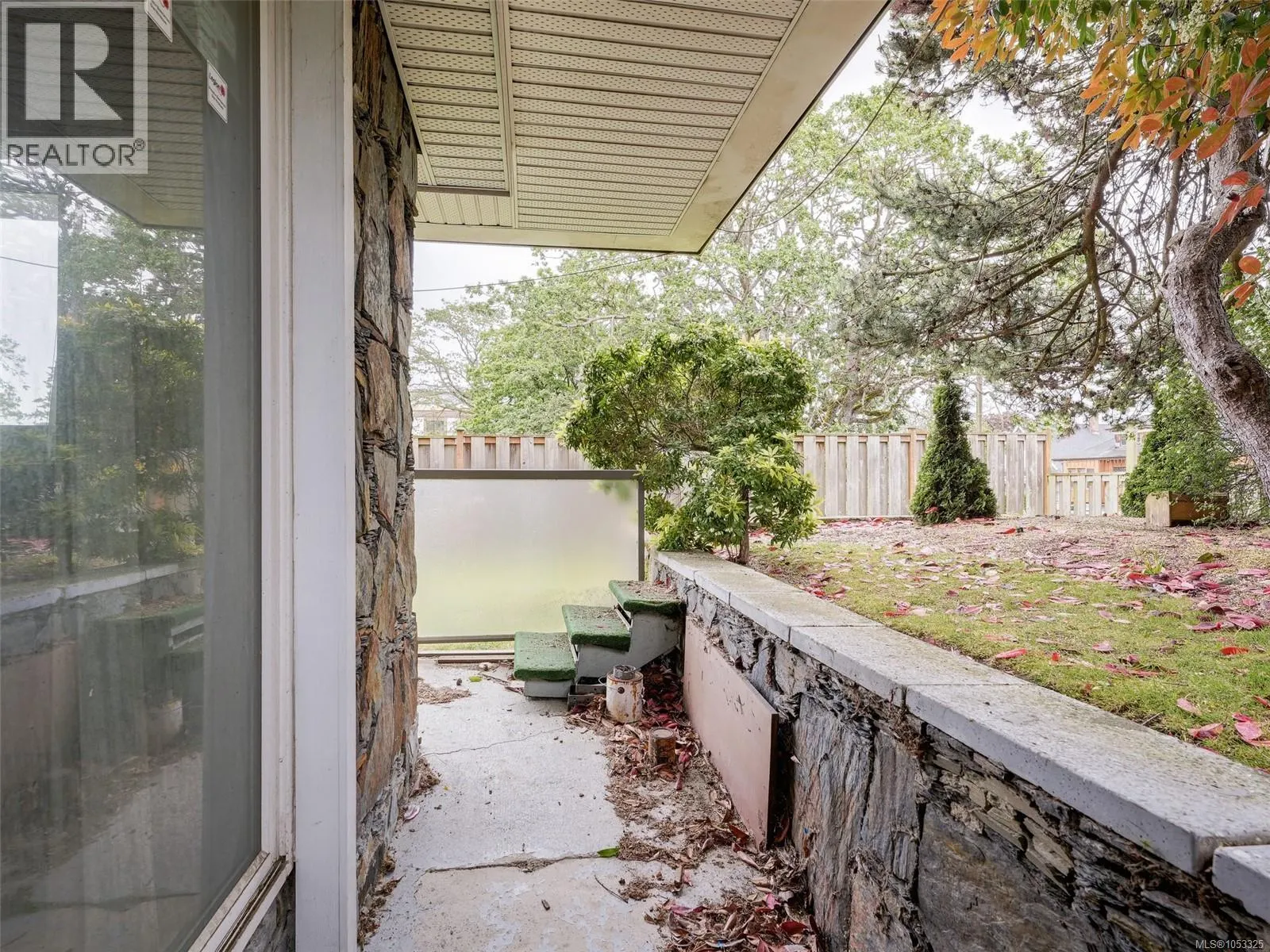 4 848 Esquimalt Rd
