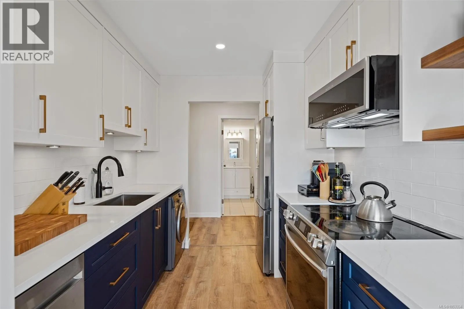 302 2535 Cadboro Bay Rd
