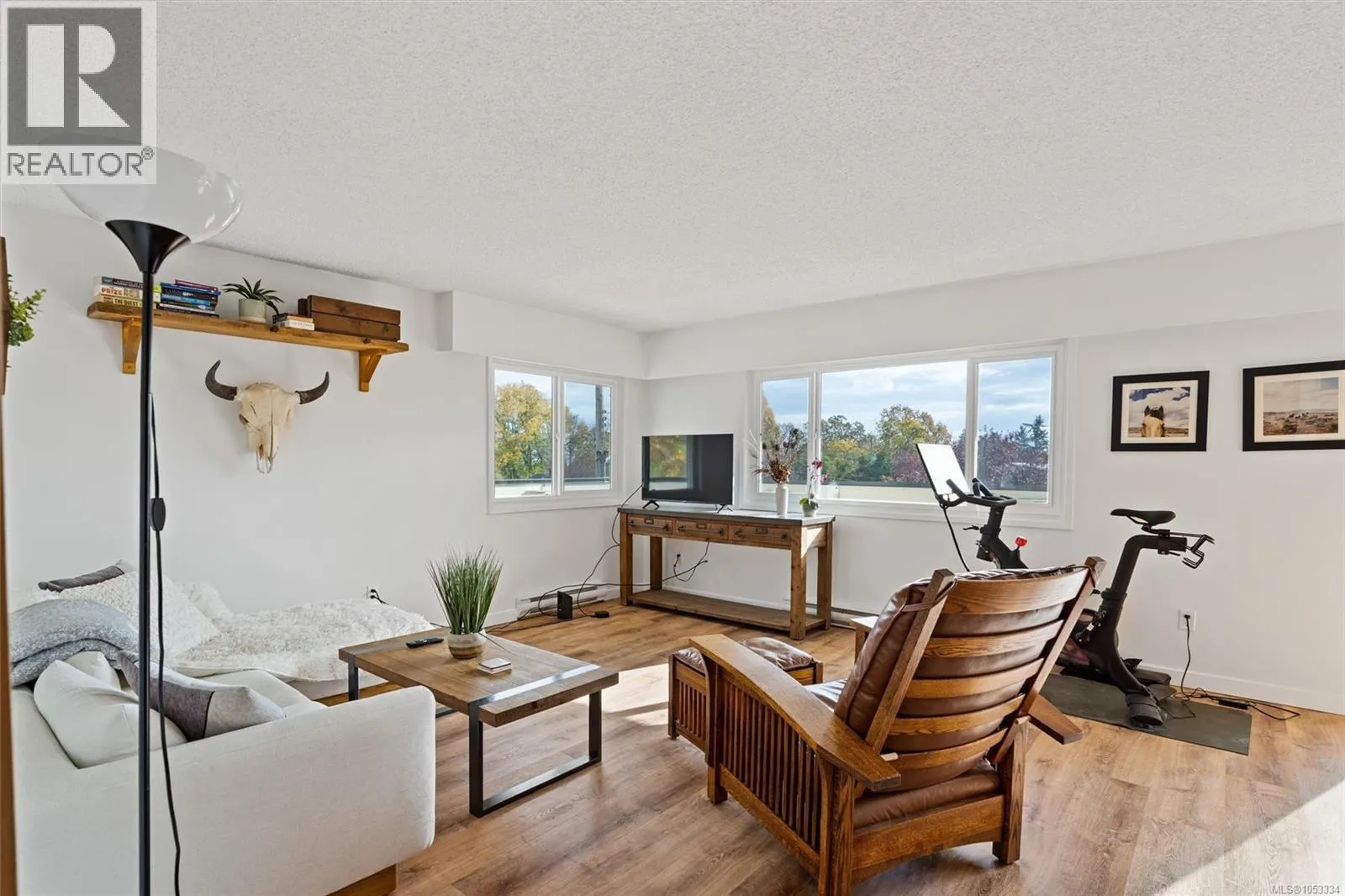 302 2535 Cadboro Bay Rd