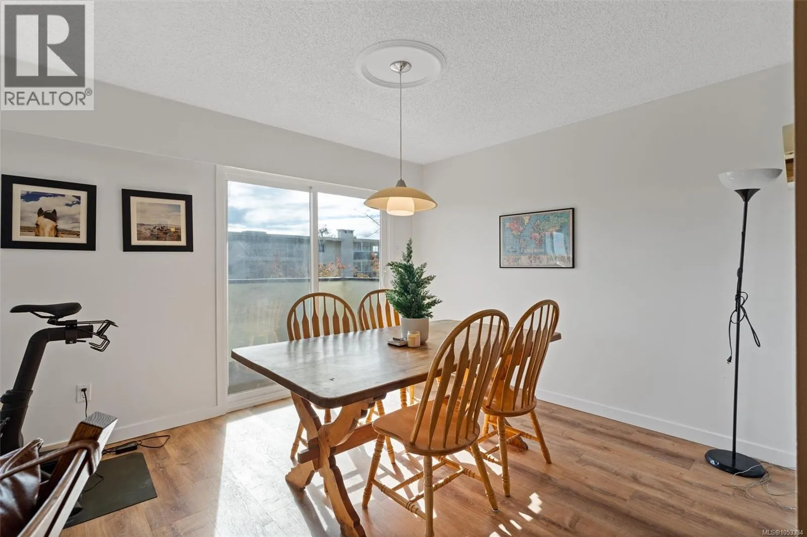 302 2535 Cadboro Bay Rd