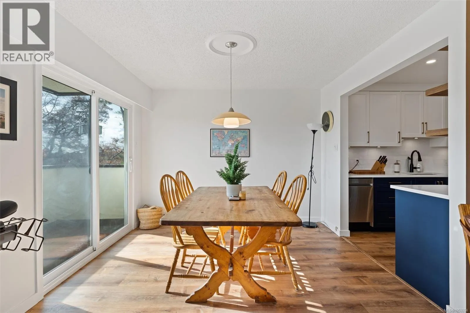 302 2535 Cadboro Bay Rd