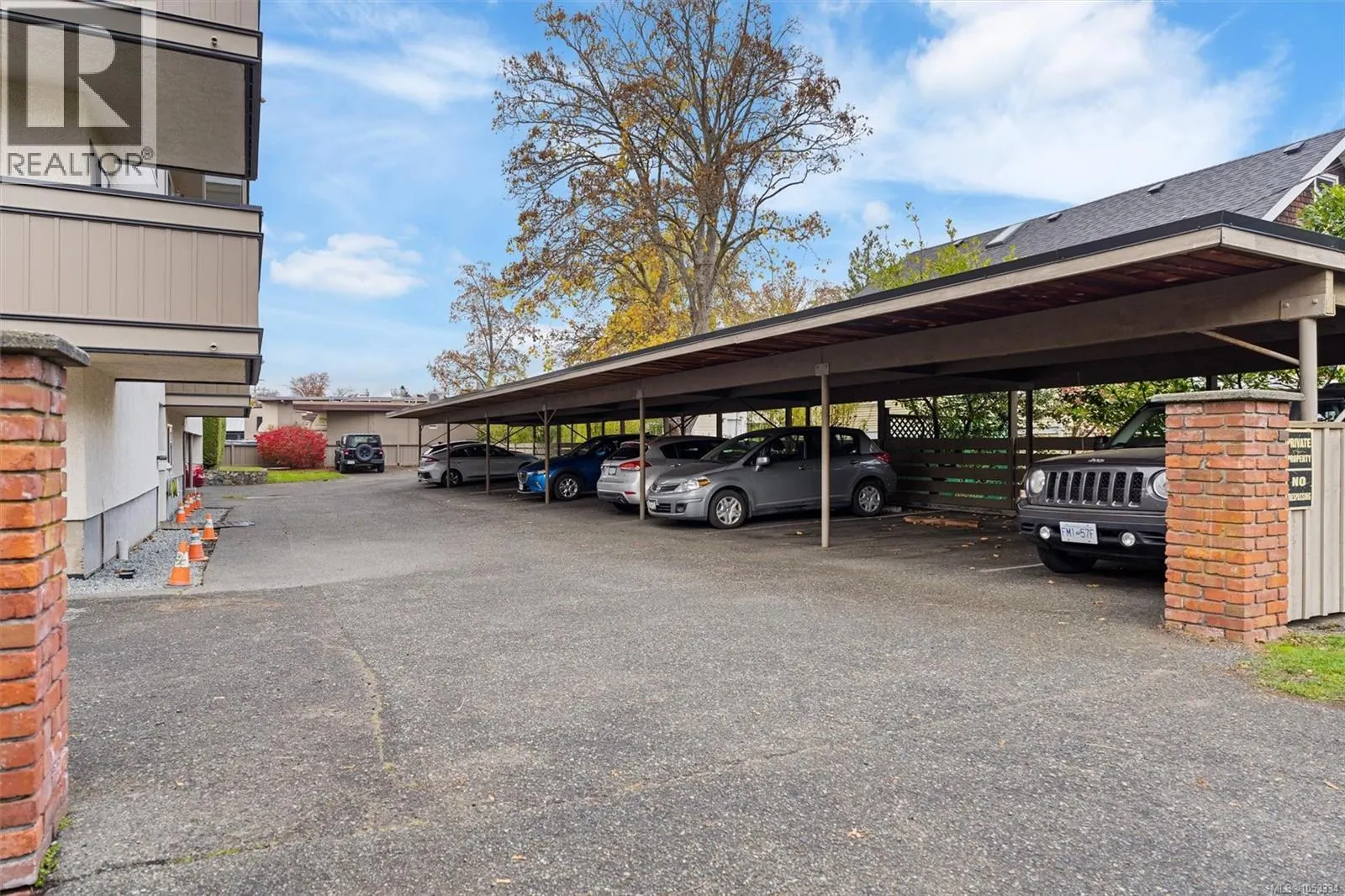 302 2535 Cadboro Bay Rd