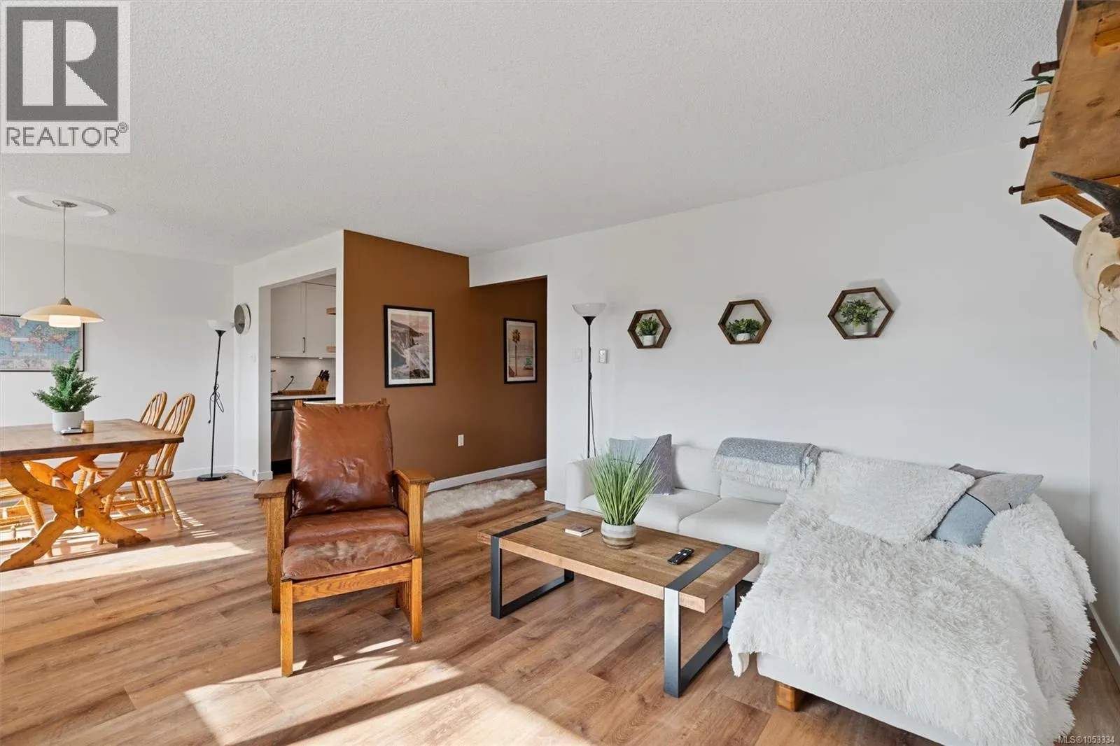 302 2535 Cadboro Bay Rd