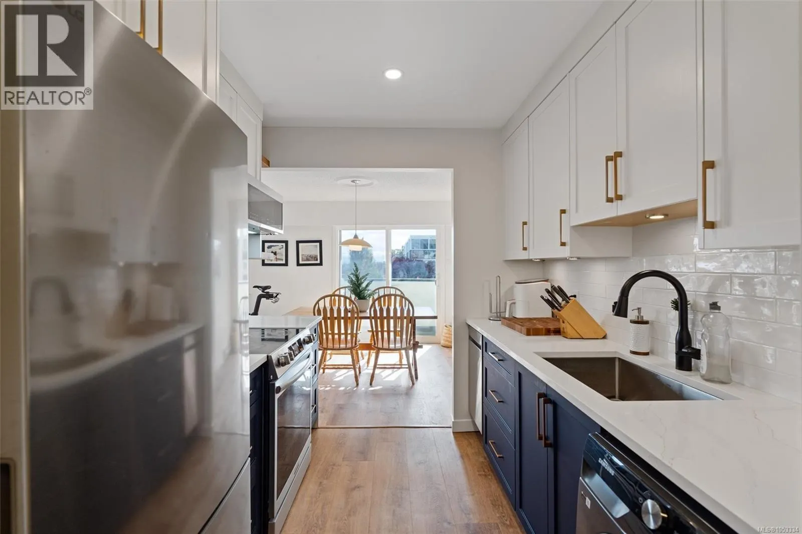 302 2535 Cadboro Bay Rd