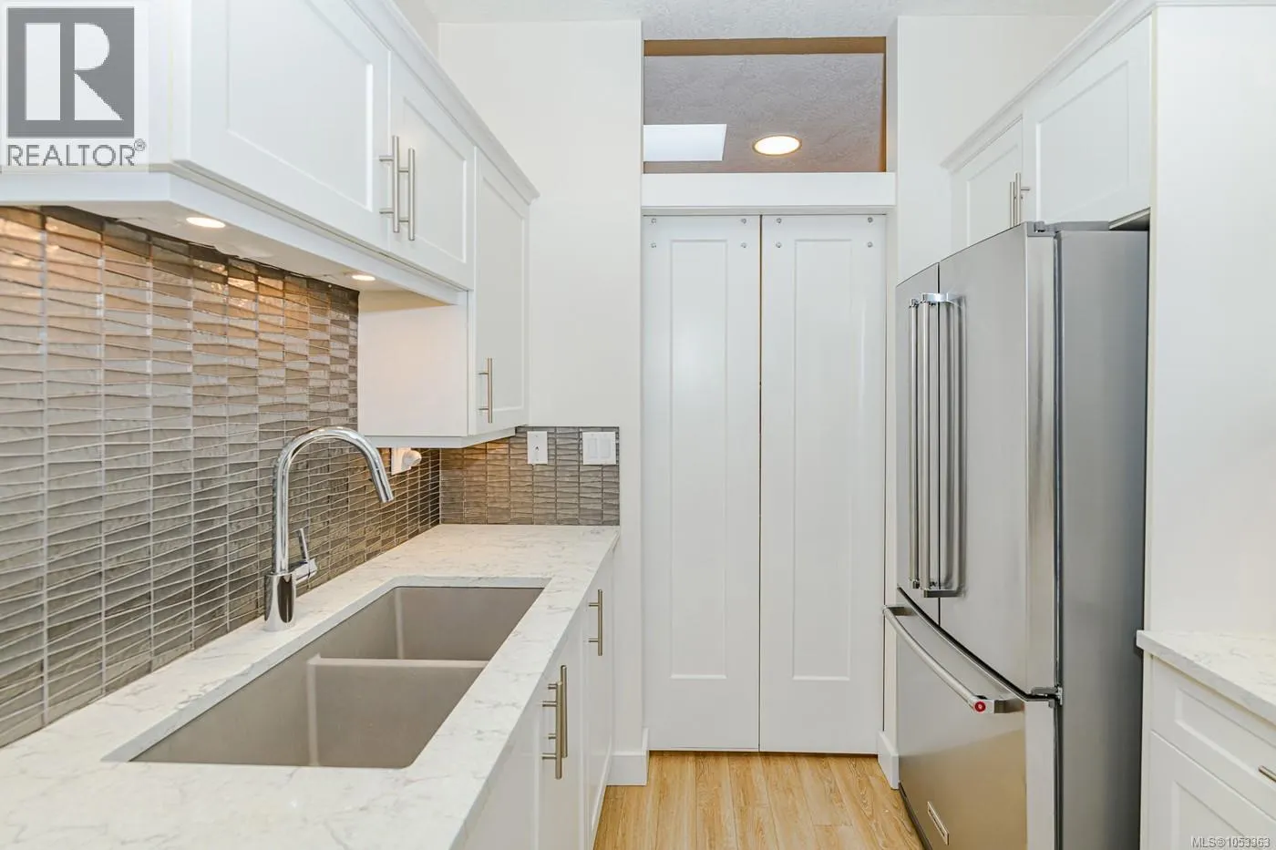 403 380 Waterfront Cres