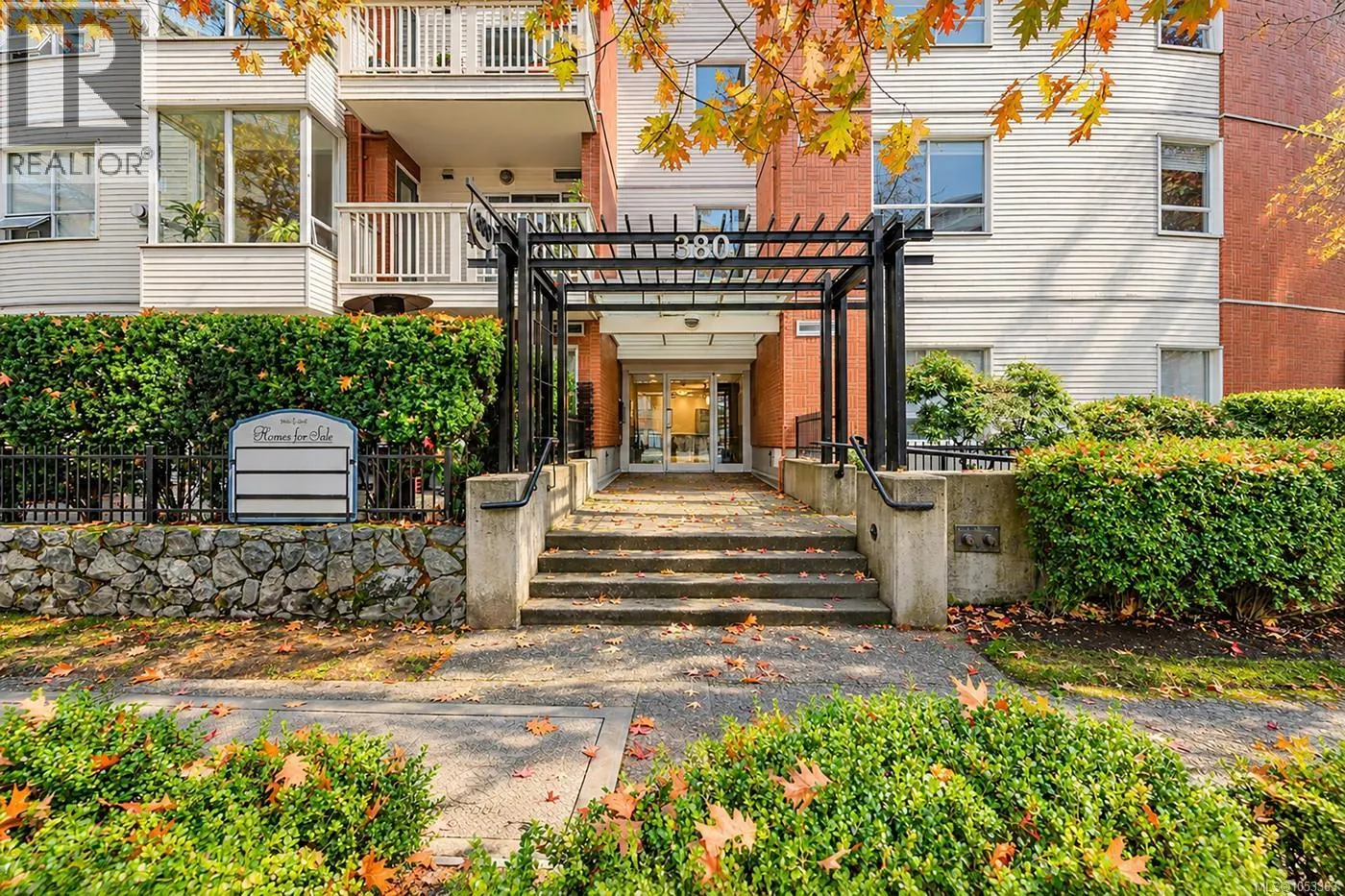 403 380 Waterfront Cres